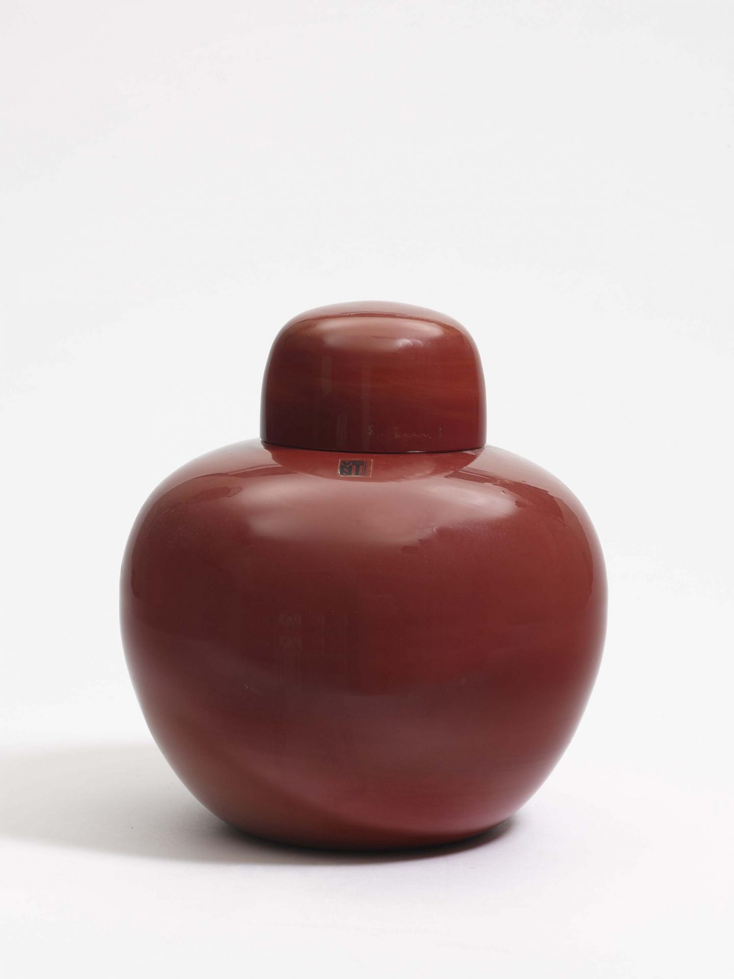 Deckelvase "cinese"Venini & C. Überfangglas, farblos und opak rot. Deckel leicht marmoriert.