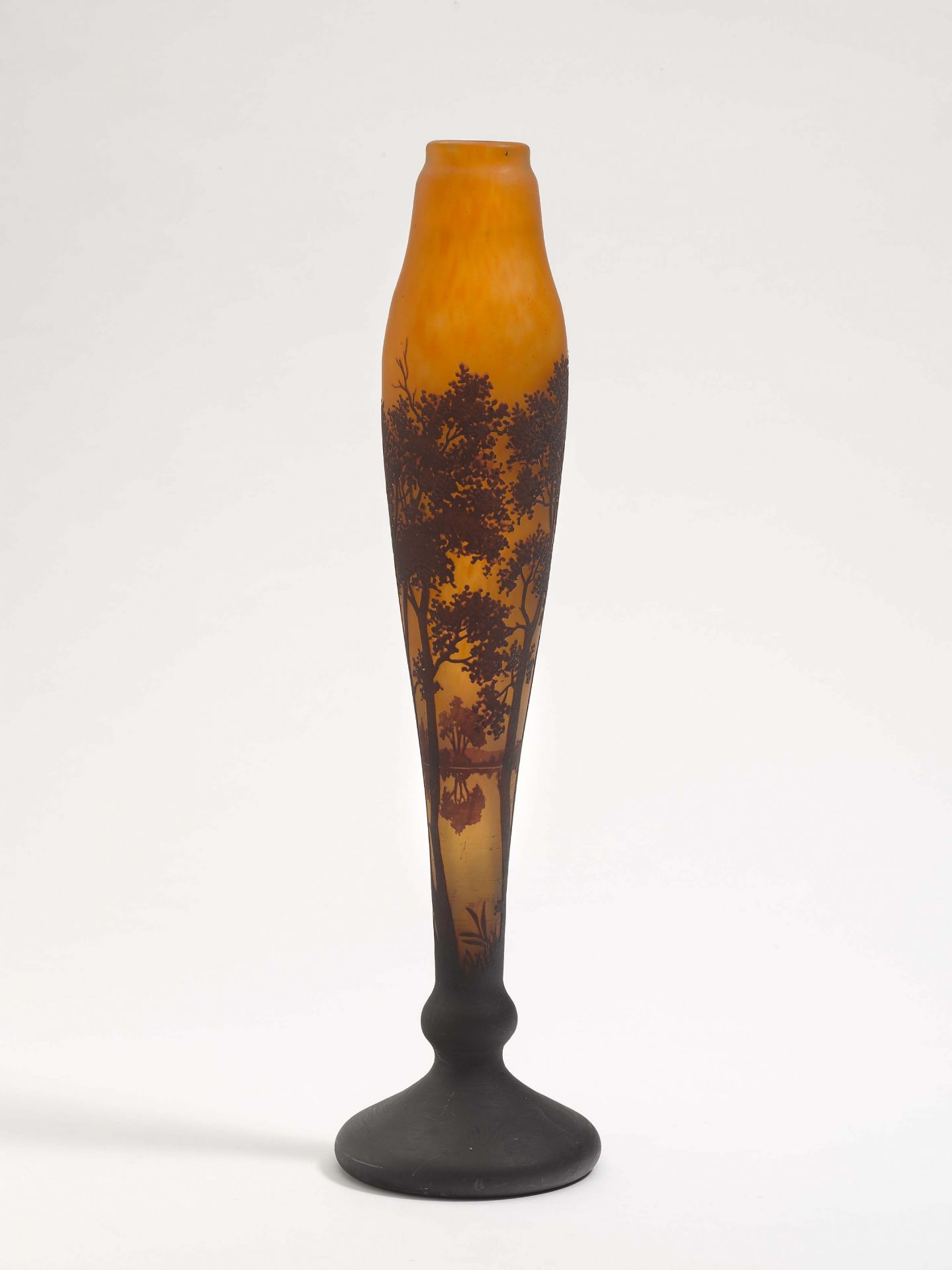 VaseDaum Frères, Nancy, um 1910 Mattiertes Überfangglas. Schlanker, leicht gebauchter Korpus, Nodus,
