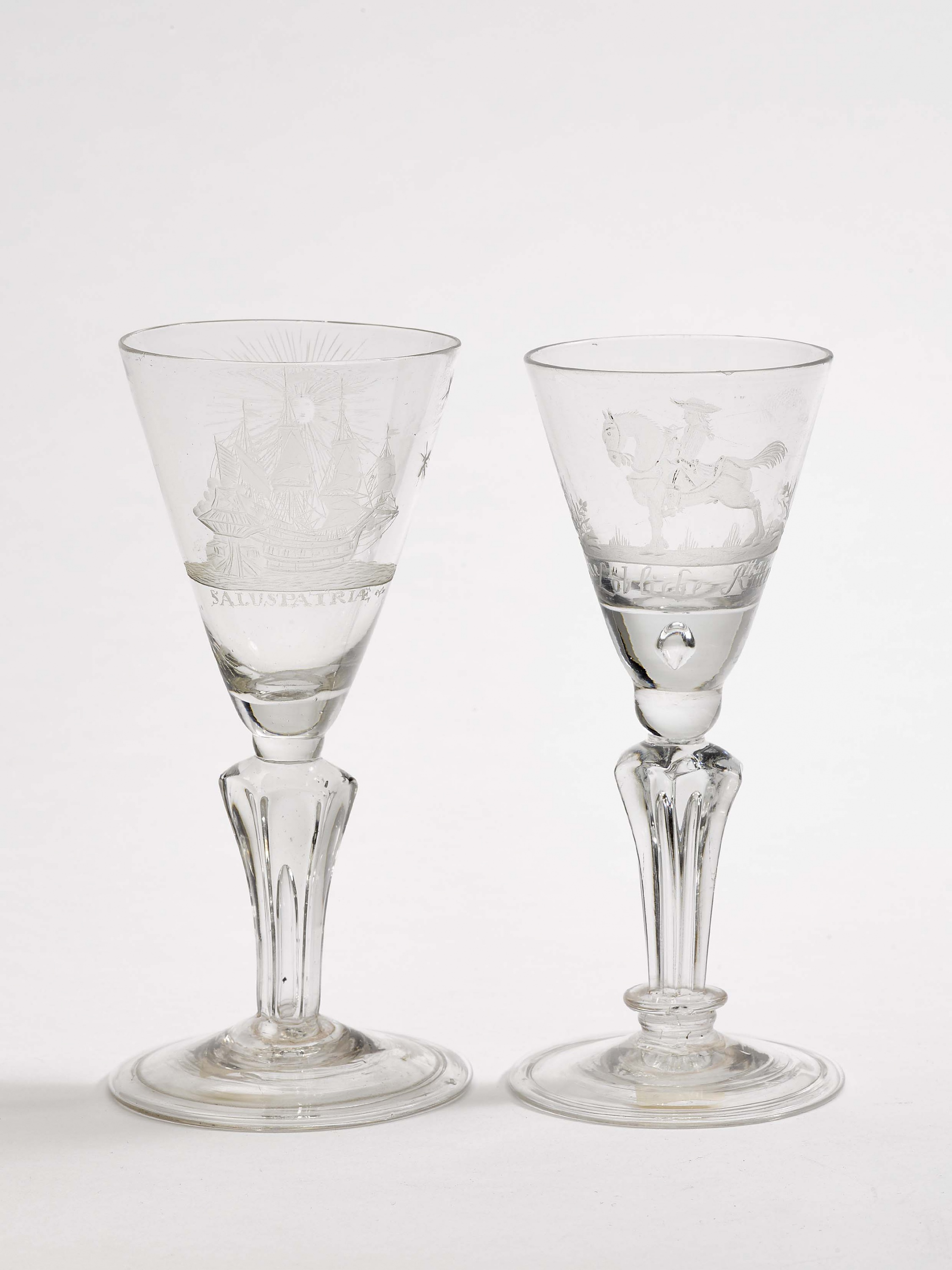 Zwei PokaleMitteldeutsch/Niederlande, 18. Jh. Glas. Konische Kuppa auf sechsseitigem Balusterschaft,