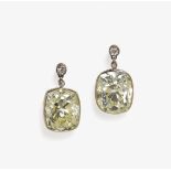 Ein Paar Ohrringe mit DiamantenUm 1905-1912 Platin und Gelbgold 750/-, getestet. Ohrmuttern in