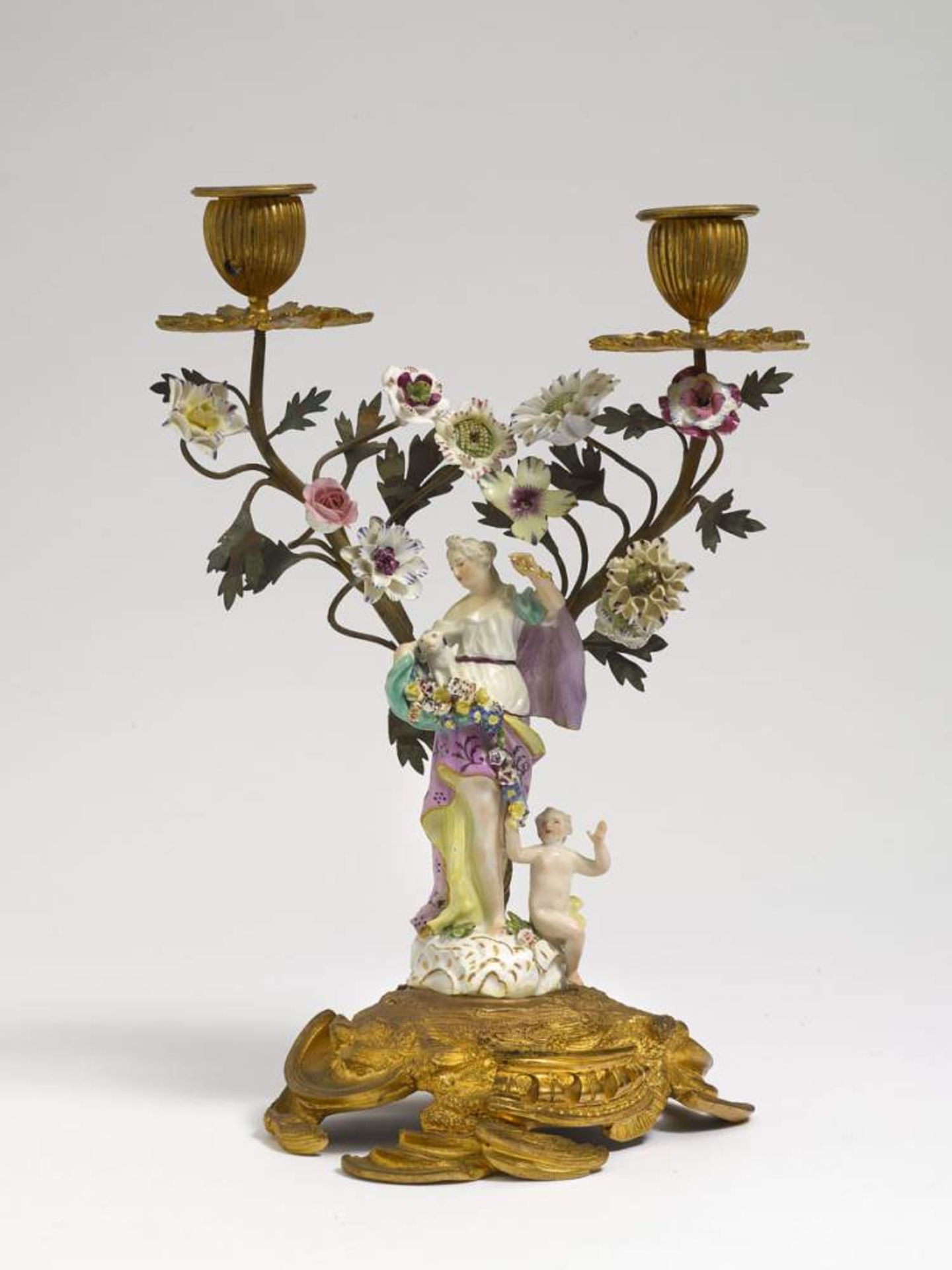 Mythologische Frauenfigur (Hekate?)Meissen (?), 18. Jh. Porzellan. Farb- und Goldstaffage. Auf