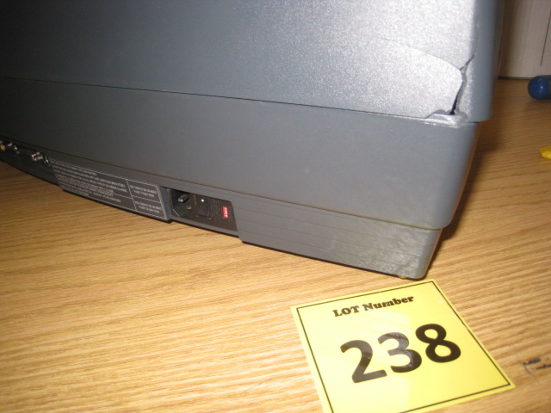 ASK IMPRESSION 880 PROJECTOR WITH REMOTE CONTROL. WORKING BUT CRACK IN CASE. SEE PHOTO - Image 3 of 4