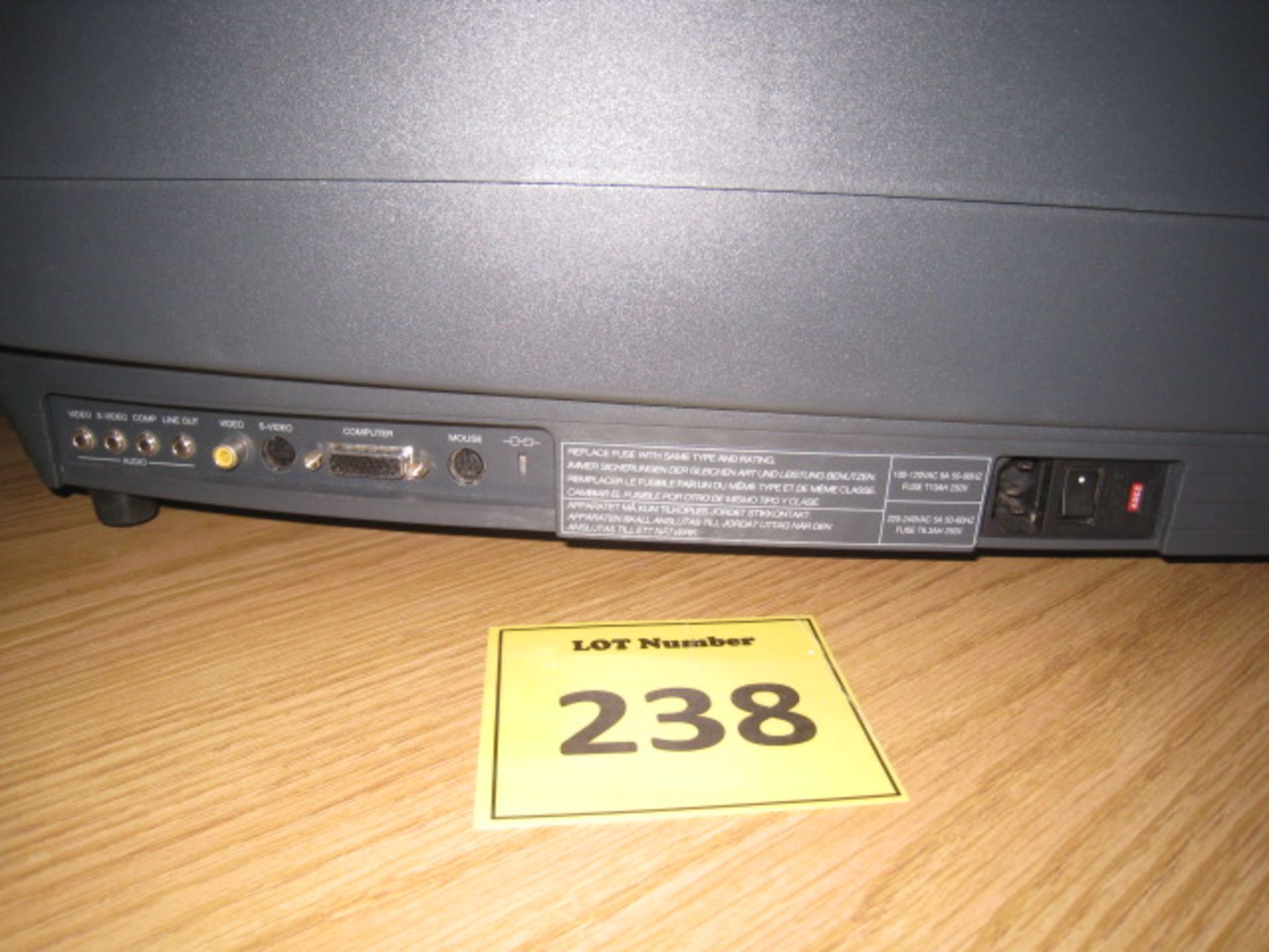 ASK IMPRESSION 880 PROJECTOR WITH REMOTE CONTROL. WORKING BUT CRACK IN CASE. SEE PHOTO - Image 4 of 4