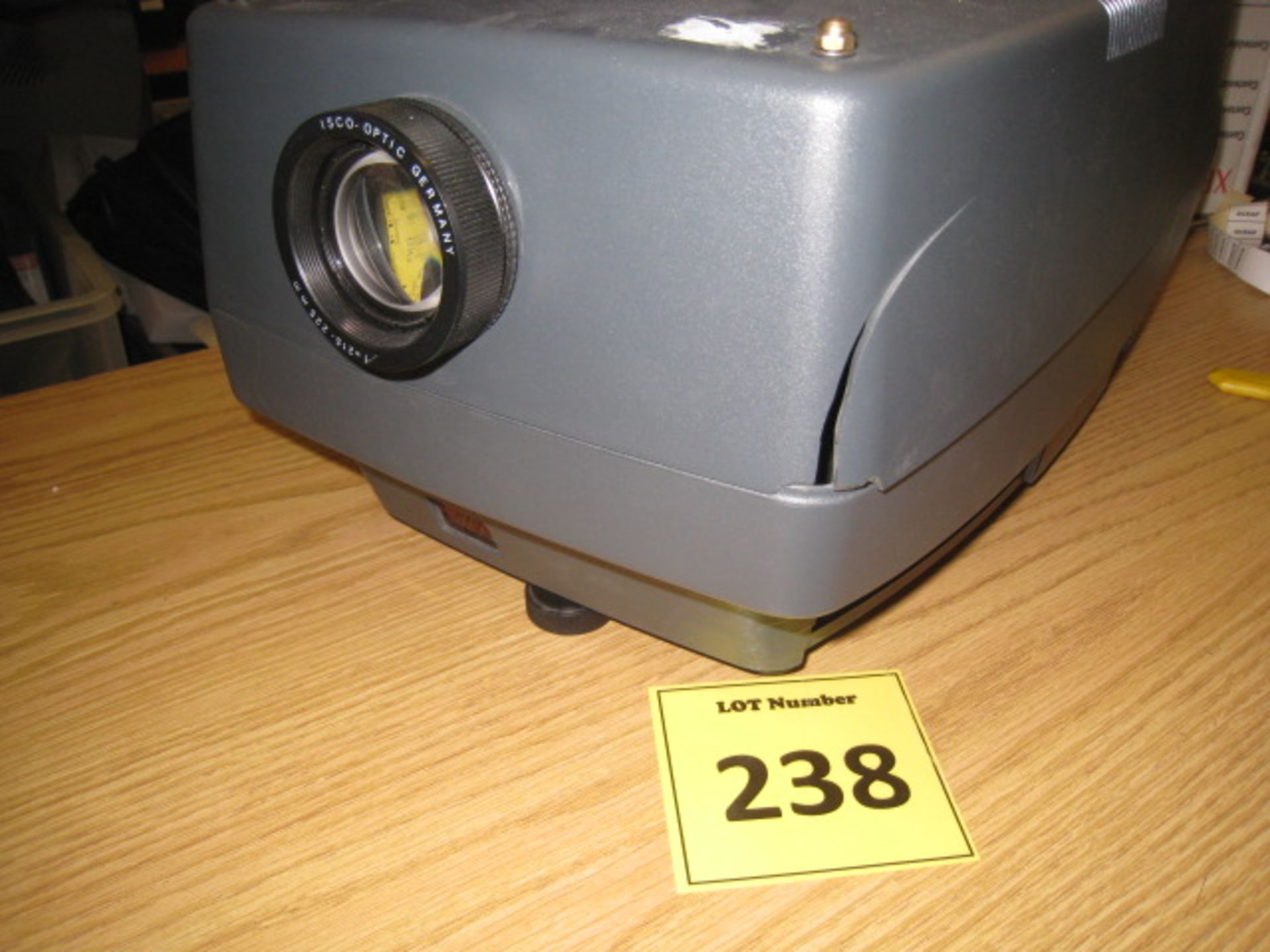 ASK IMPRESSION 880 PROJECTOR WITH REMOTE CONTROL. WORKING BUT CRACK IN CASE. SEE PHOTO - Image 2 of 4