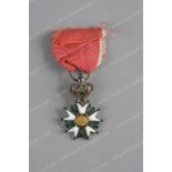 FRANCE – ORDRE DE LA LEGION D’HONNEUR. Croix miniature d’officier, en argent, émail, centre en