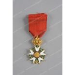 FRANCE – ORDRE DE LA LEGION D’HONNEUR. Croix d’officier, en or, émail, centre en or, avec ruban.