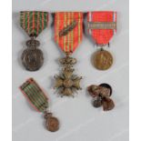 ENSEMBLE DE CINQ DECORATIONS. Comprenant : la Médaille de Verdun, la Croix de Guerre Belge, la