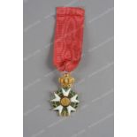 FRANCE – ORDRE DE LA LEGION D’HONNEUR. Croix d’officier, en or, émail, centre en vermeil, avec