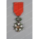 FRANCE – ORDRE DE LA LEGION D’HONNEUR. Croix d’officier, en argent, émail, centre en vermeil, avec