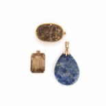 Lot of two pendant jewels: - One ornated with pear-shaped lapis lazuli plating. Gold 18K (750