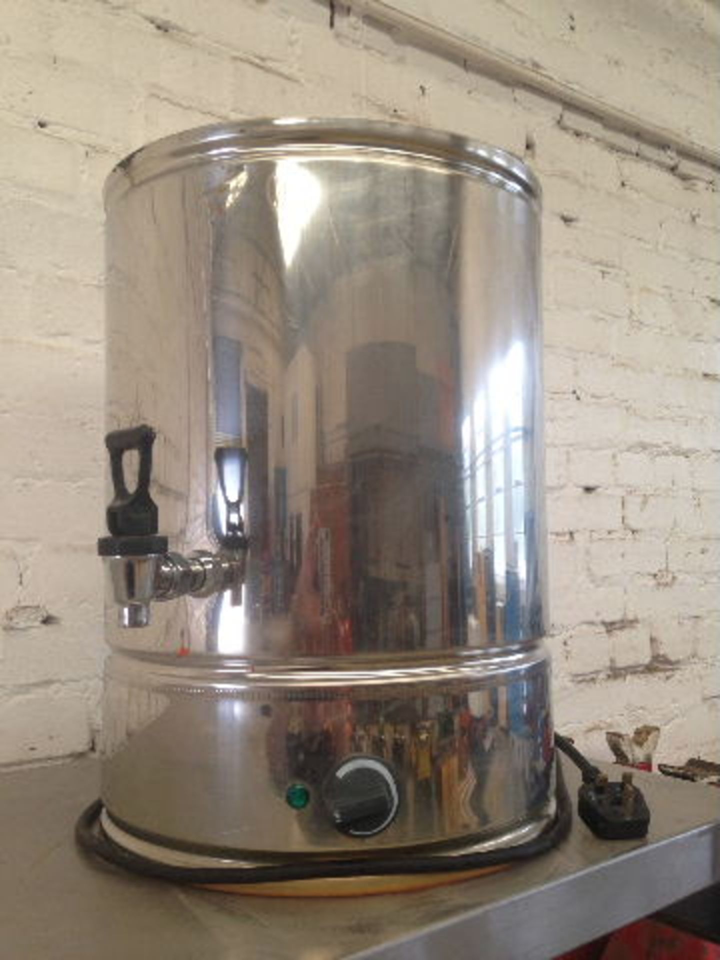 ELECTRIC - STAINLESS STEEL URN - LINCAT