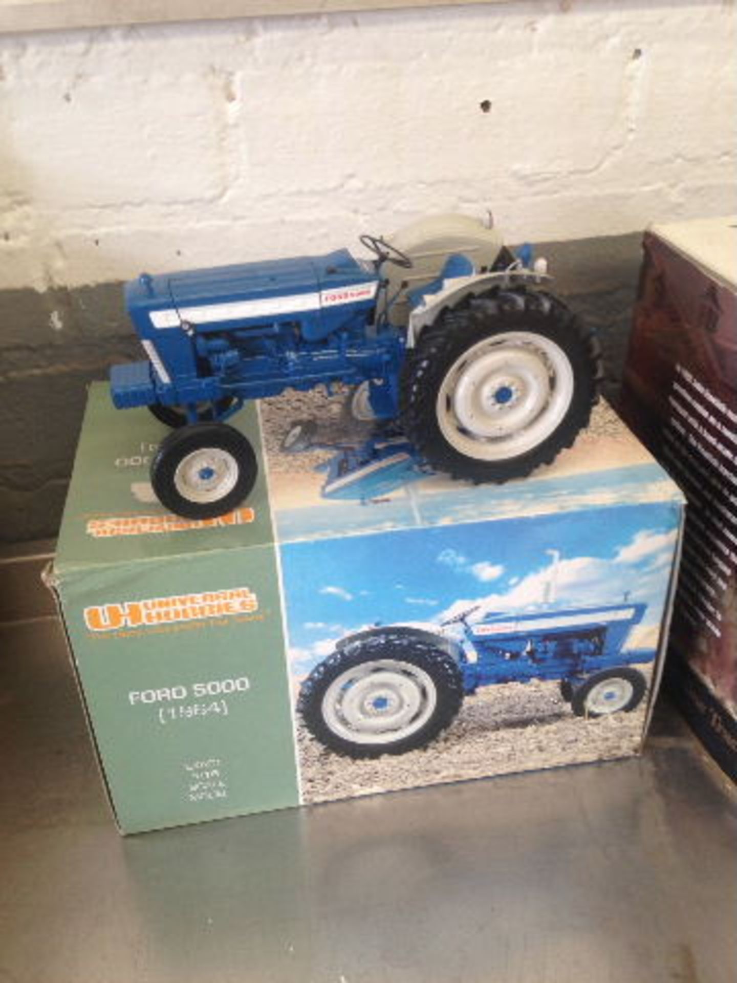 UNIVERSAL HOBBIES - FORD 5000 (1964 - 1:16 SCALE