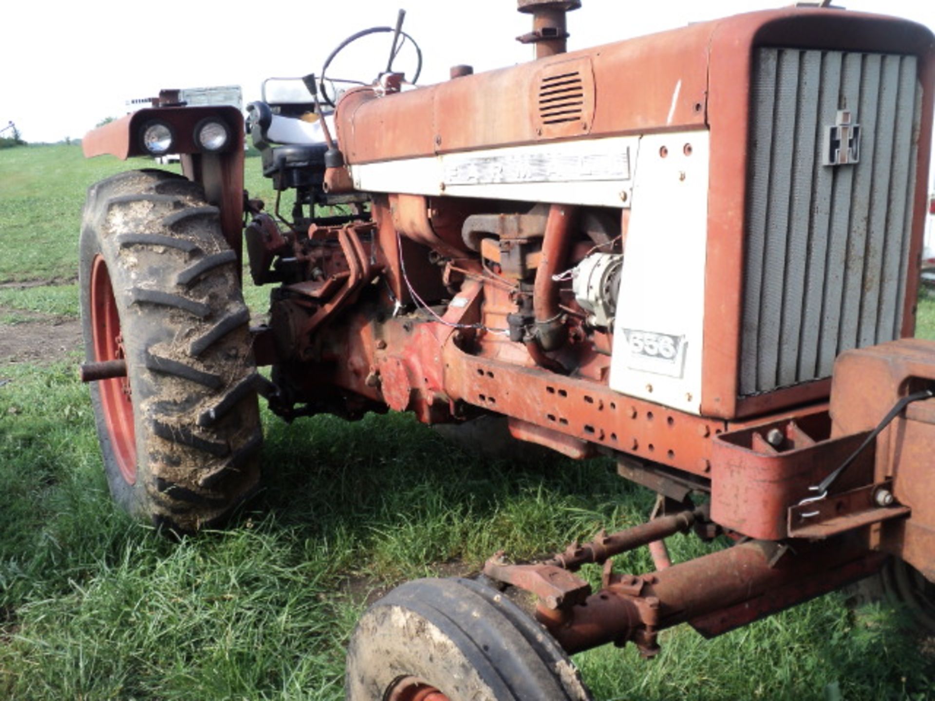 Lot 369 IH 656 gas, wide front, runs. - Image 3 of 6