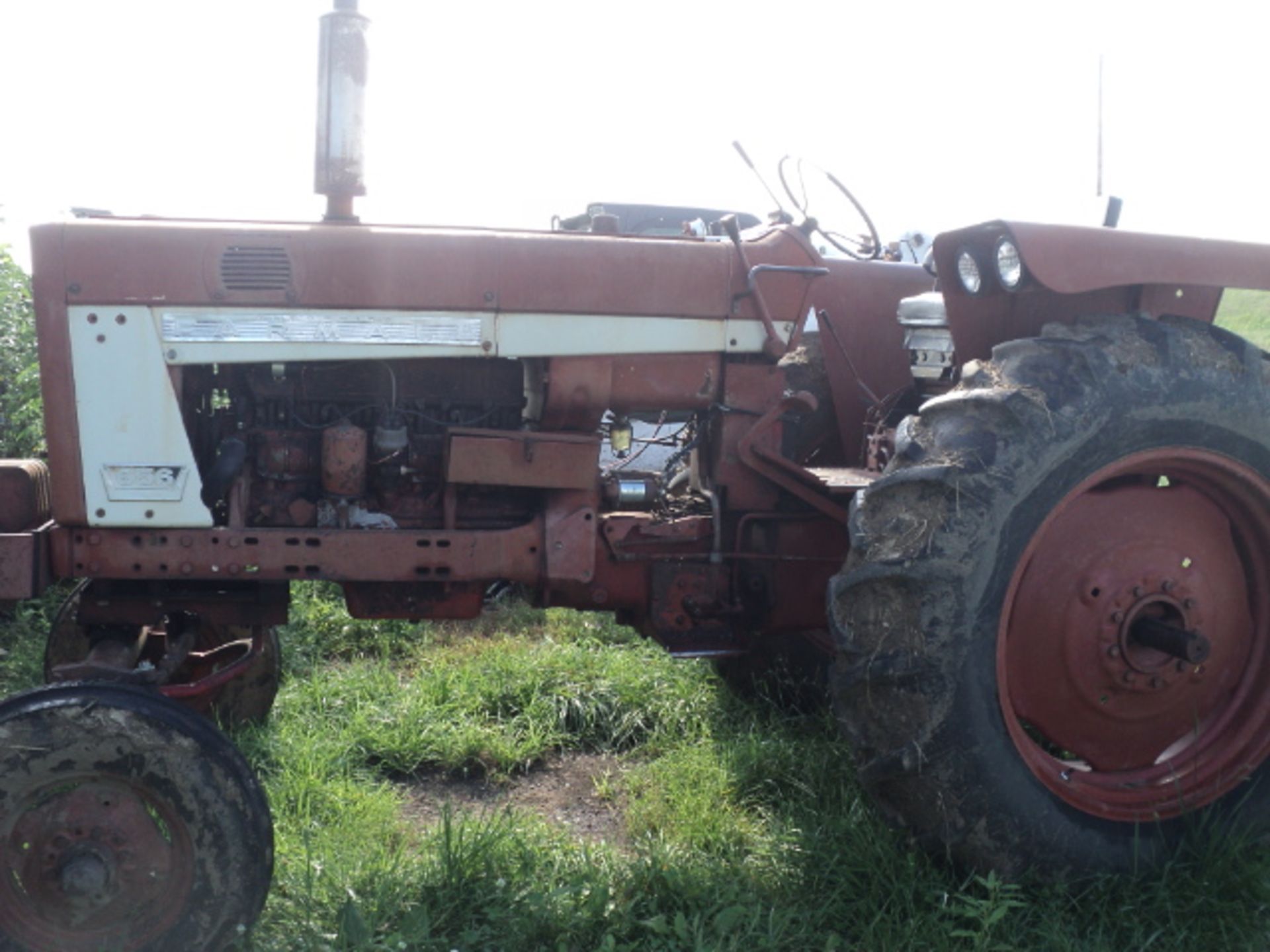 Lot 369 IH 656 gas, wide front, runs. - Image 2 of 6