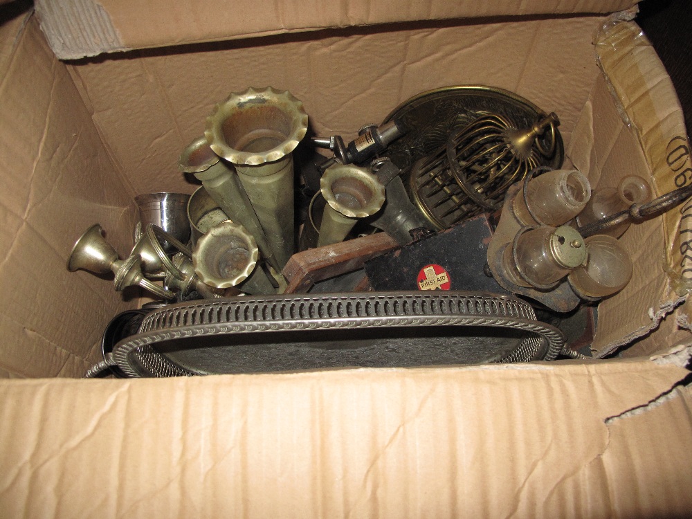 Box of assorted metal ware to include br