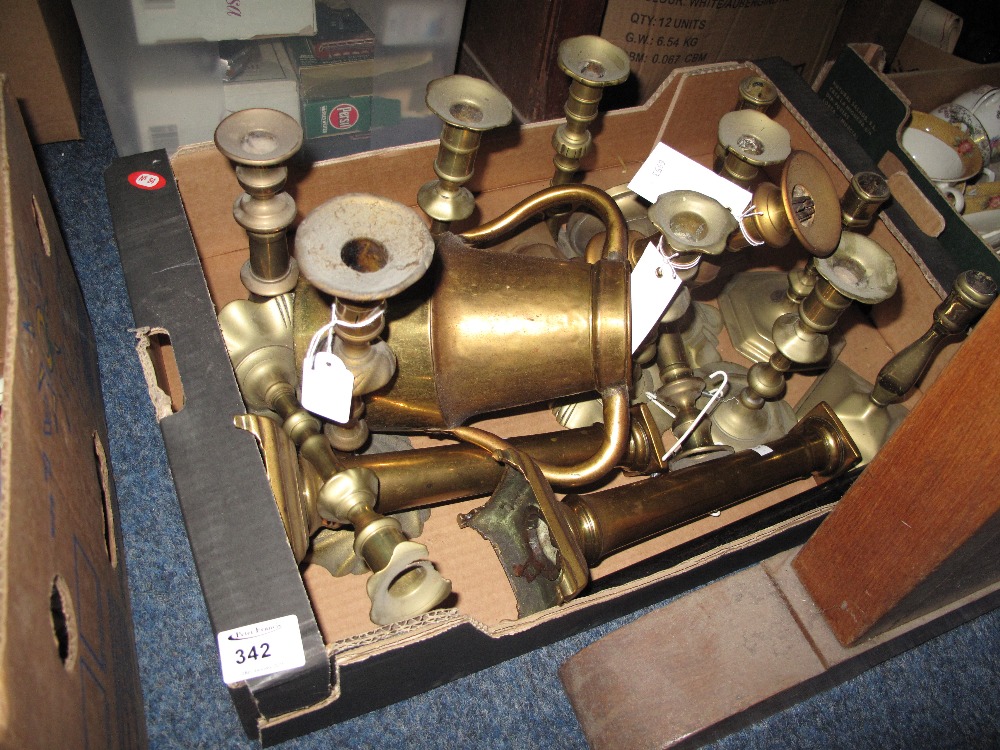 Tray of assorted brass ware to include v