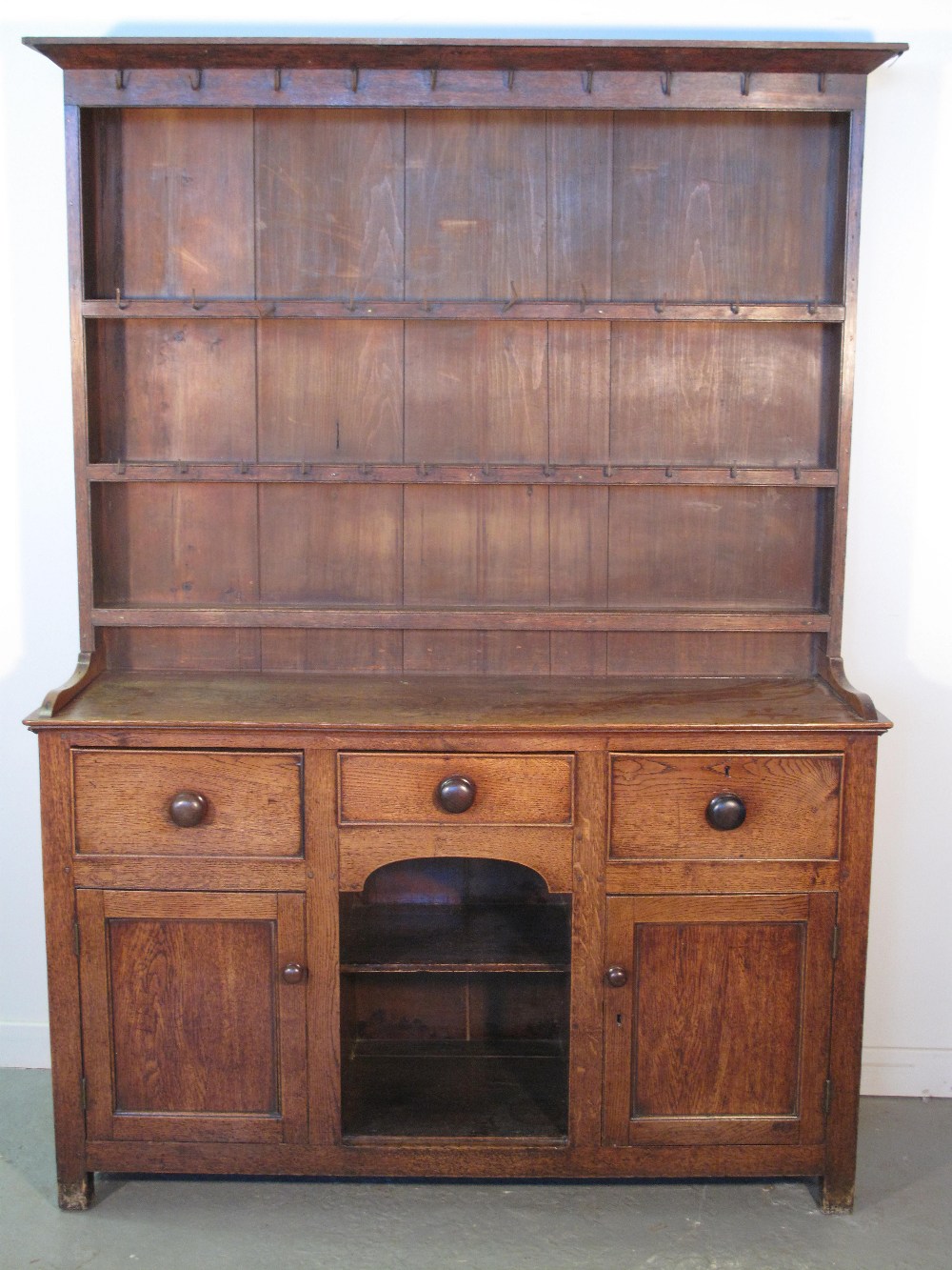 19th CENTURY WELSH OAK DOG KENNEL DRESSER having boarded three shelf rack back with original iron