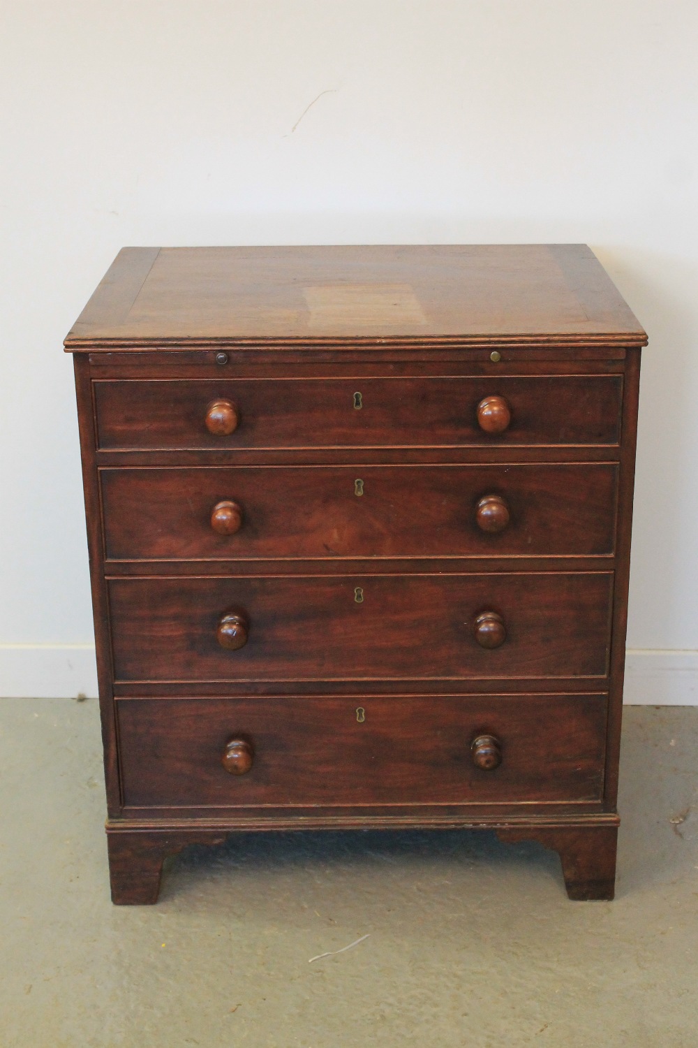 19th CENTURY MAHOGANY BACHELOR'S STRAIGHT FRONTED CHEST OF DRAWERS with re-moulded framed top over