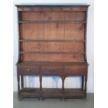 EARLY 19th CENTURY WELSH OAK POT BOARD DRESSER, having moulded cornice above three shelves to the