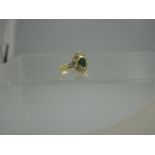 AN 18CT GOLD EMERALD AND DIAMOND CLUSTER