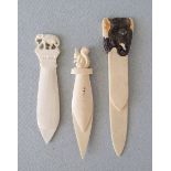 Three carved ivory paper folding blades. Late 19th / early 20th century. (3)
Reserve:€40.
In-House