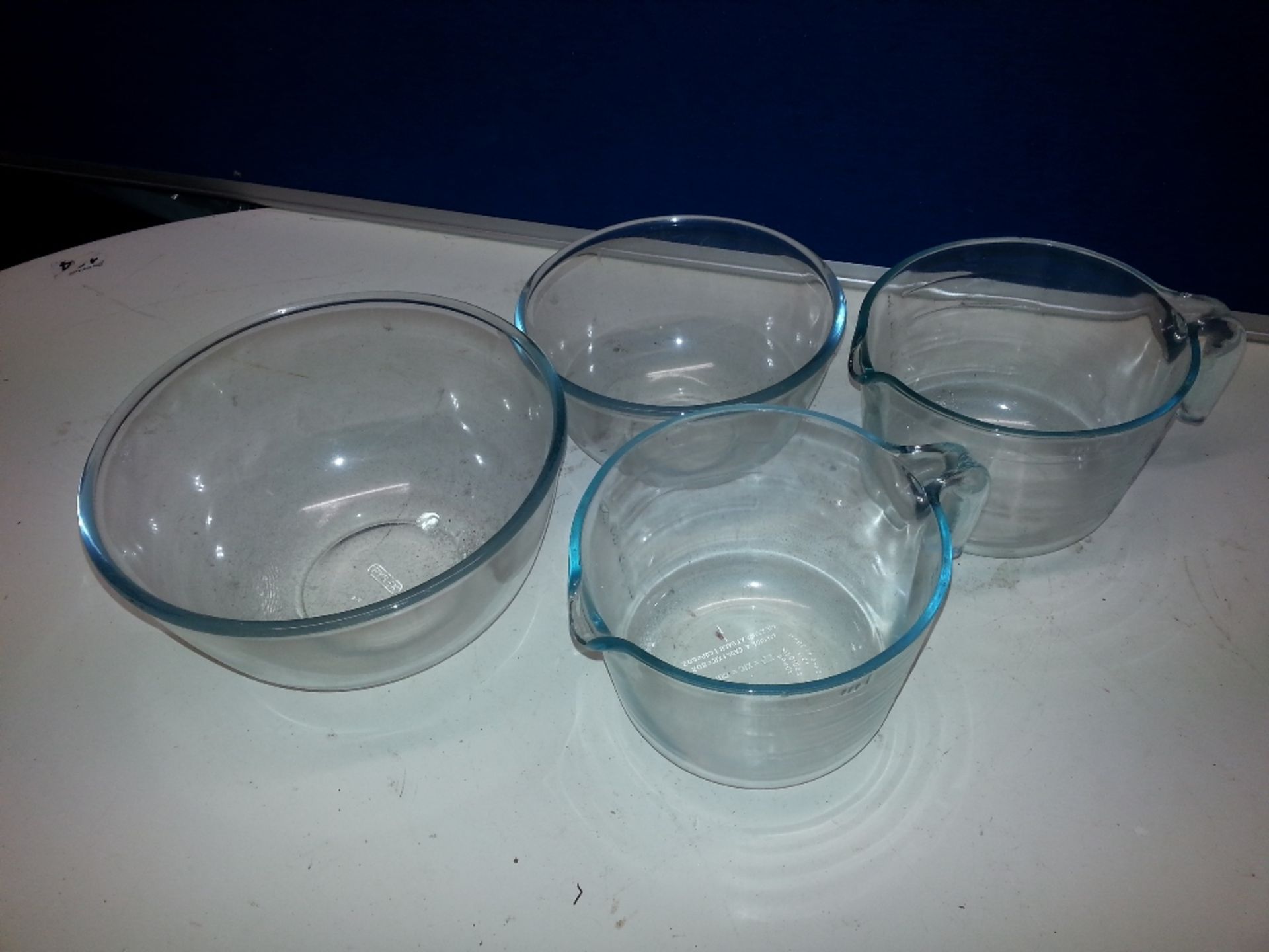 2x Glass mixing bowls and jugs