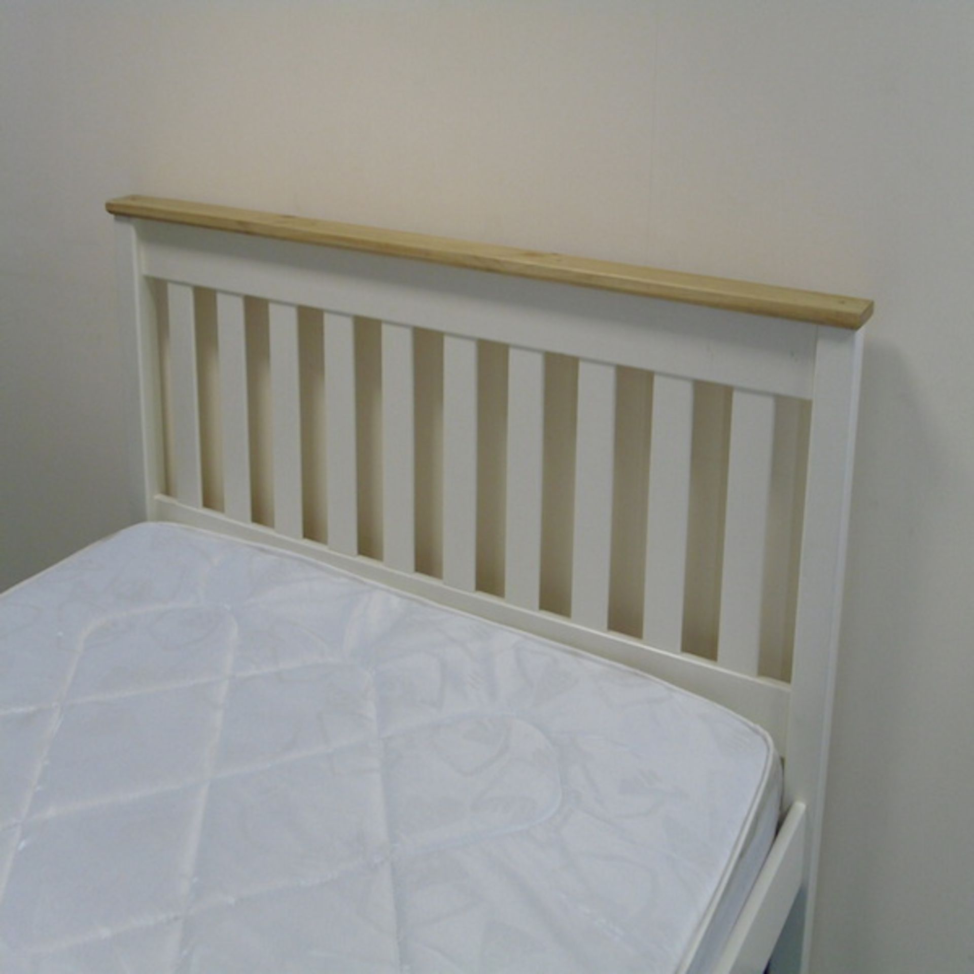 4ft6 - Double - Denver Bed - White/Ash - Ex Dispplay - Image 2 of 3