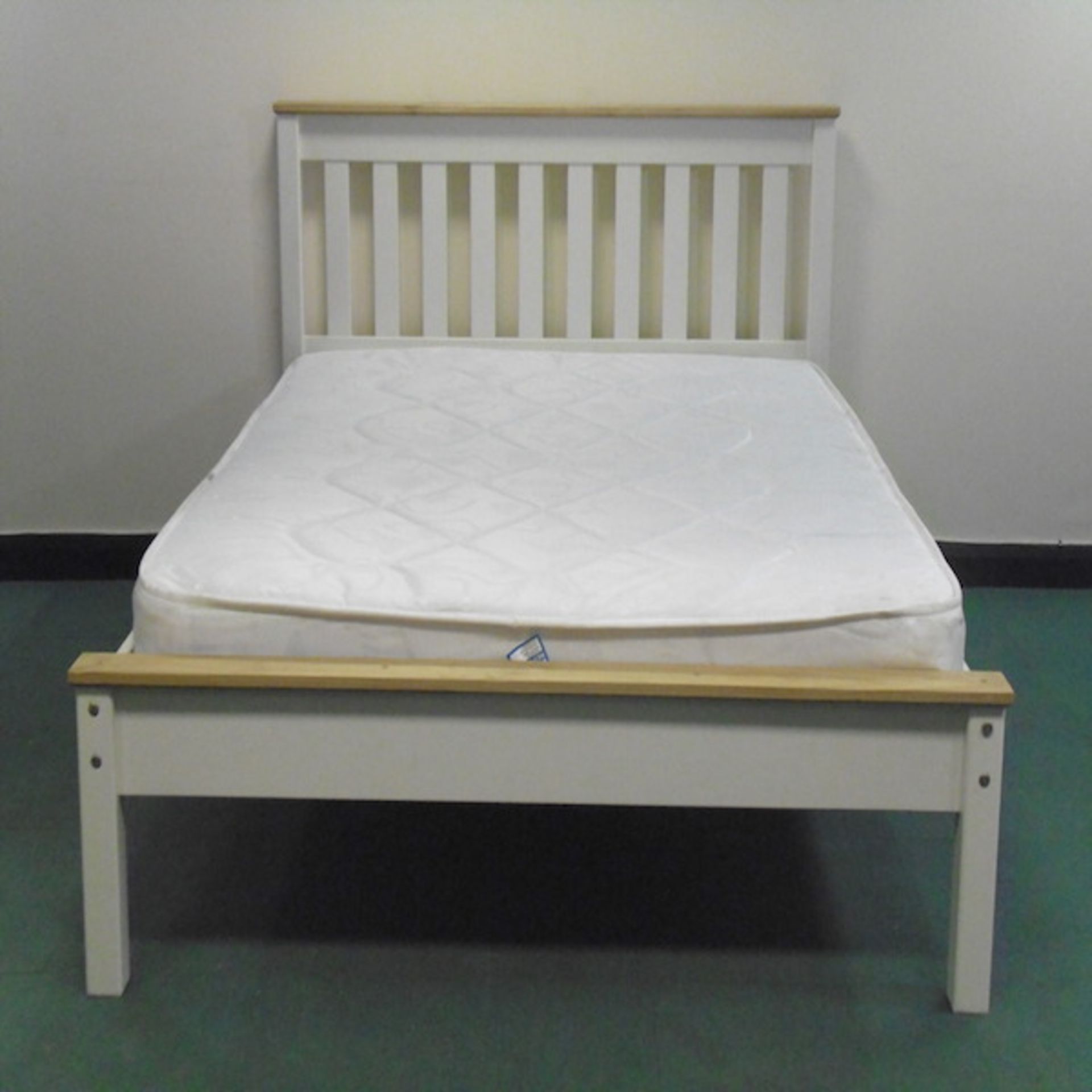 4ft6 - Double - Denver Bed - White/Ash - Ex Dispplay