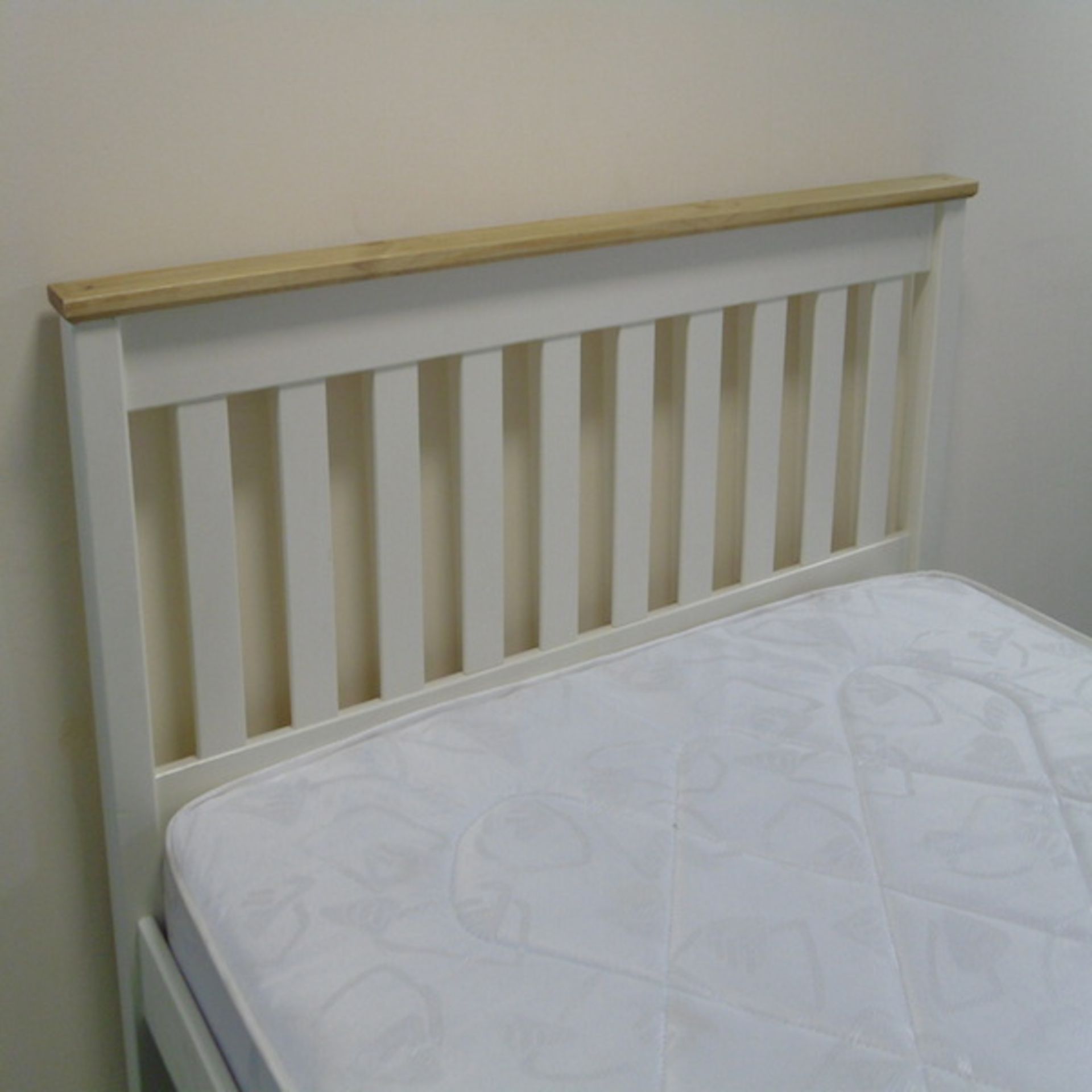 4ft6 - Double - Denver Bed - White/Ash - Ex Dispplay - Image 3 of 3