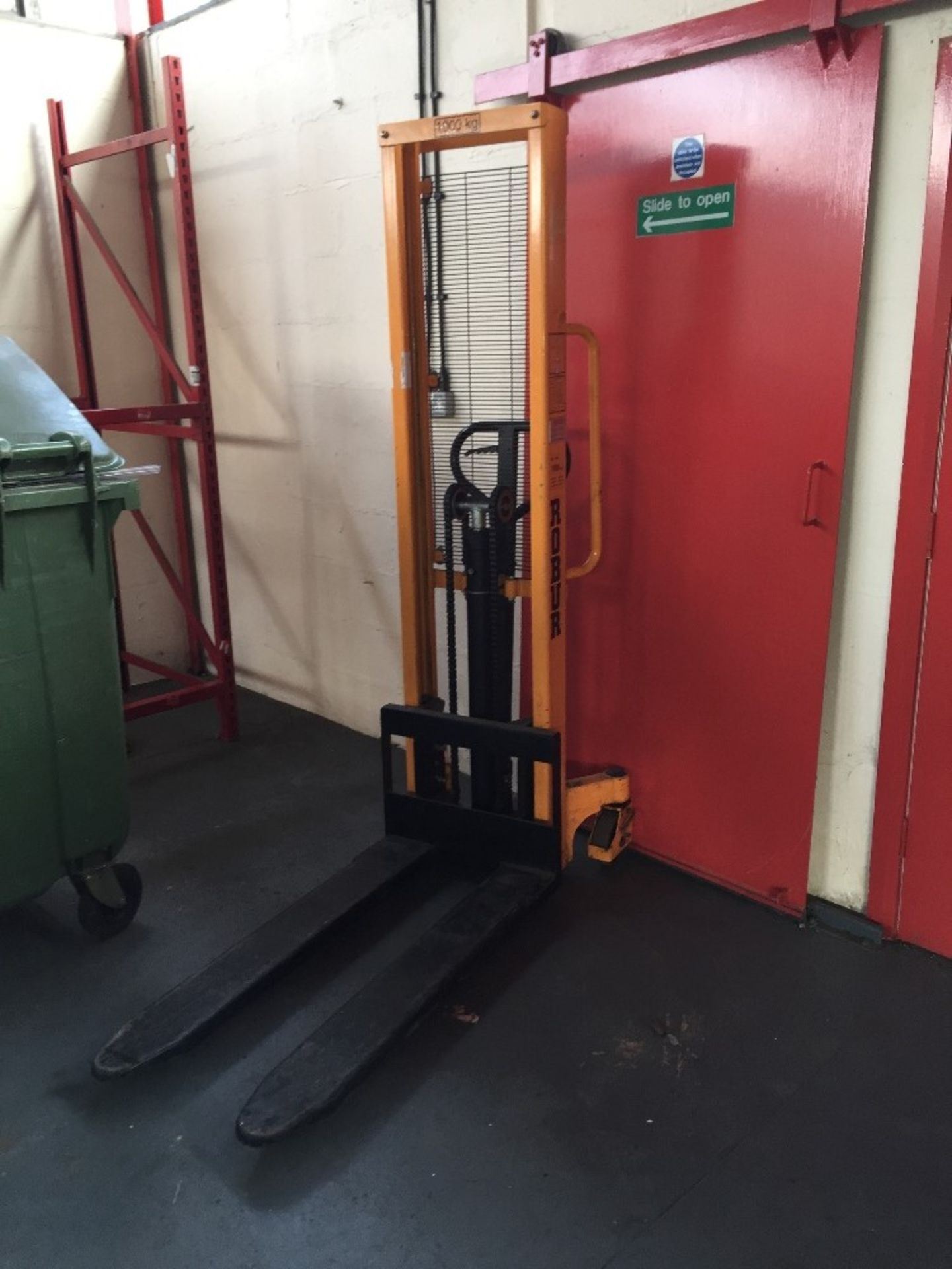 Robur 1000kg Pallet Lifter Type M1510 Located in Gateshead Tyne and Wear collection Friday 24th till