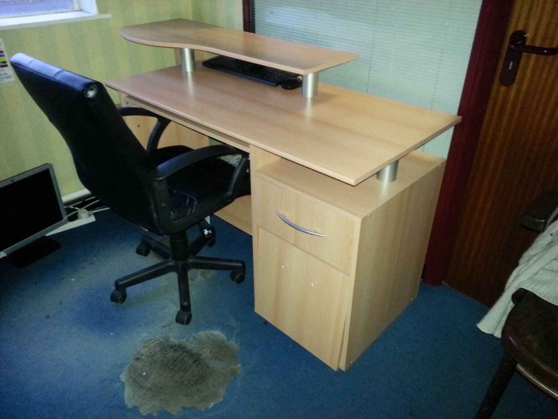 Modern office desk and chair Located in Gateshead Tyne and Wear collection Friday 24th till Monday