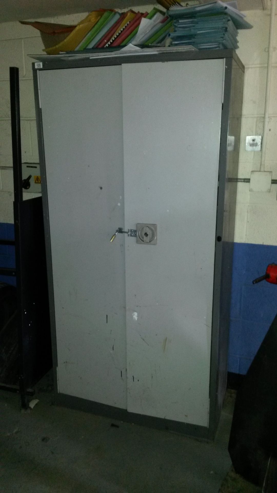 metal 2 door cupboard - Image 2 of 2
