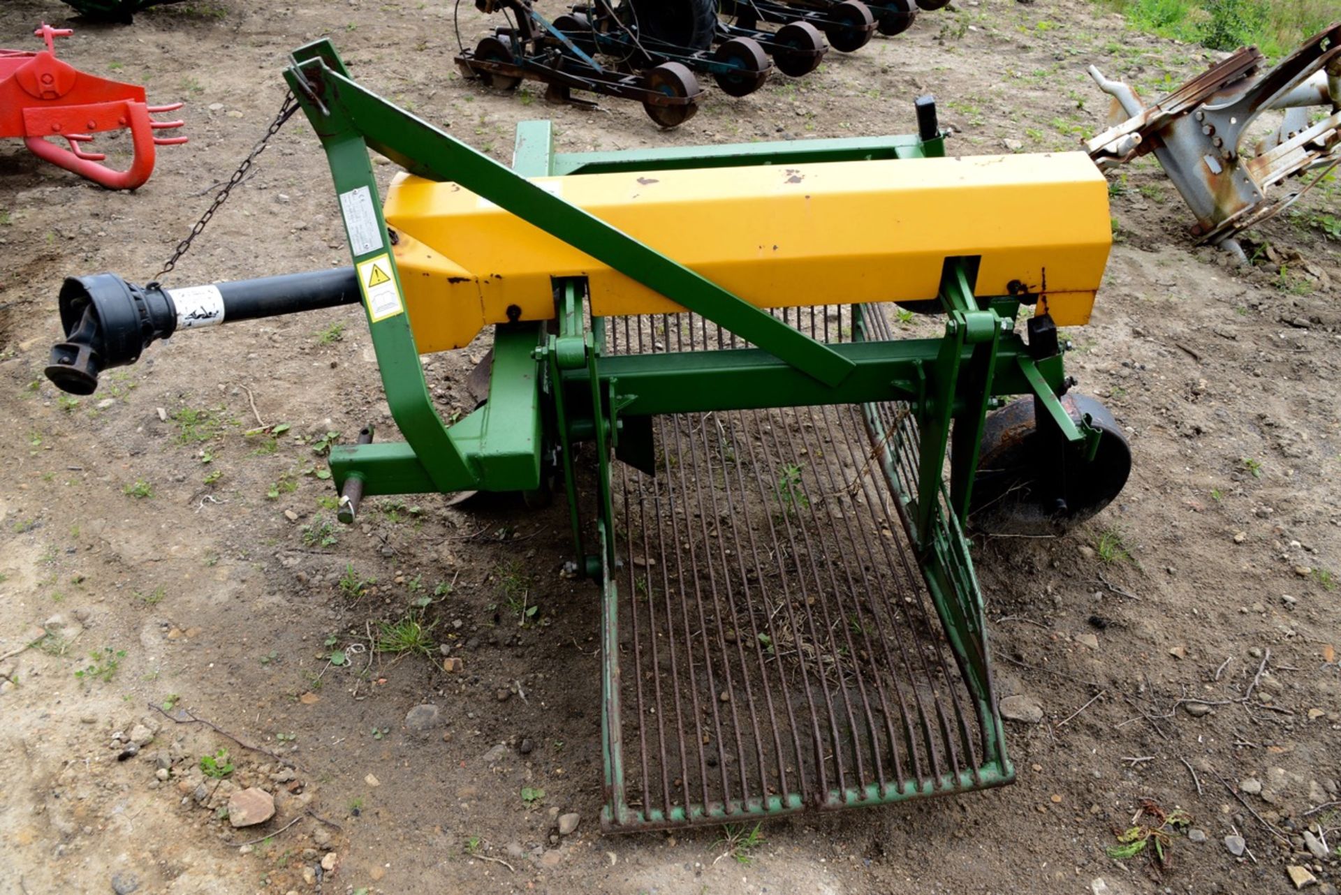 Single row potato lifter, hardly used, Ideal for new potatoes etc - Image 2 of 3