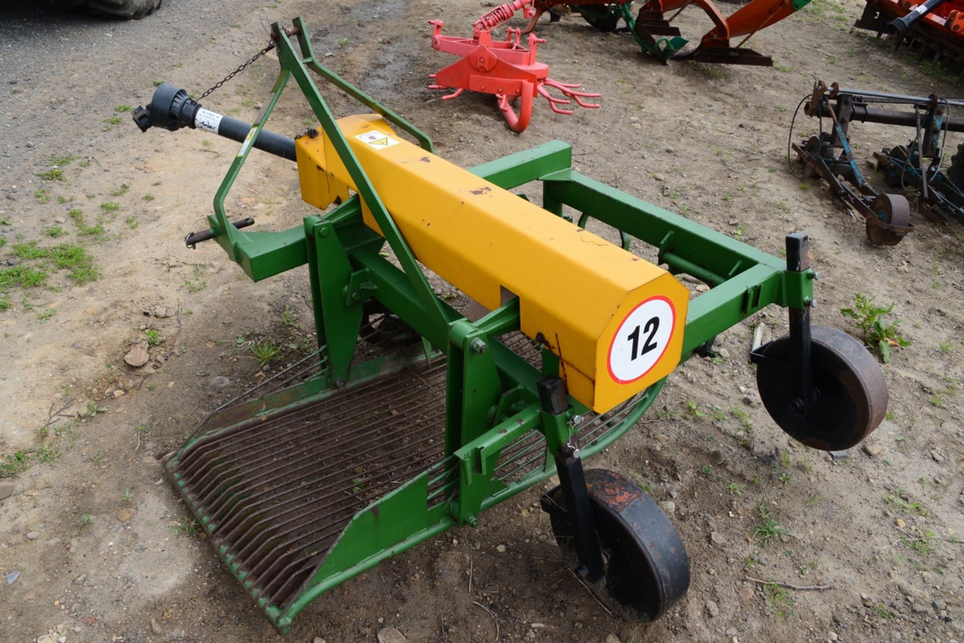 Single row potato lifter, hardly used, Ideal for new potatoes etc - Image 3 of 3