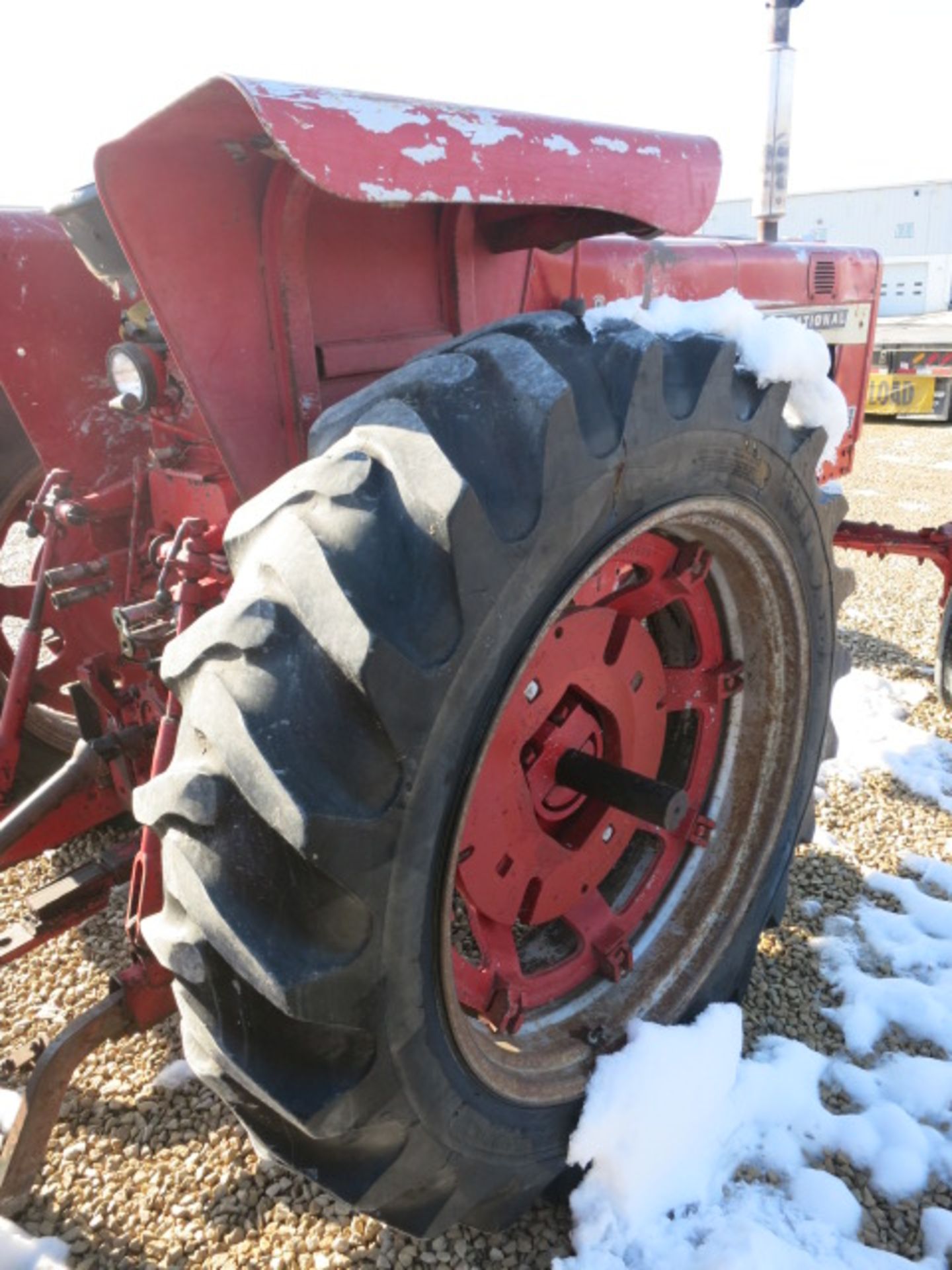 (Lot 94958)  INTERNATIONAL 656 TRACTOR OPEN STATION, WIDE-FRONT, GAS, FAST HITCH, PTO, WITH FAST - Image 5 of 13