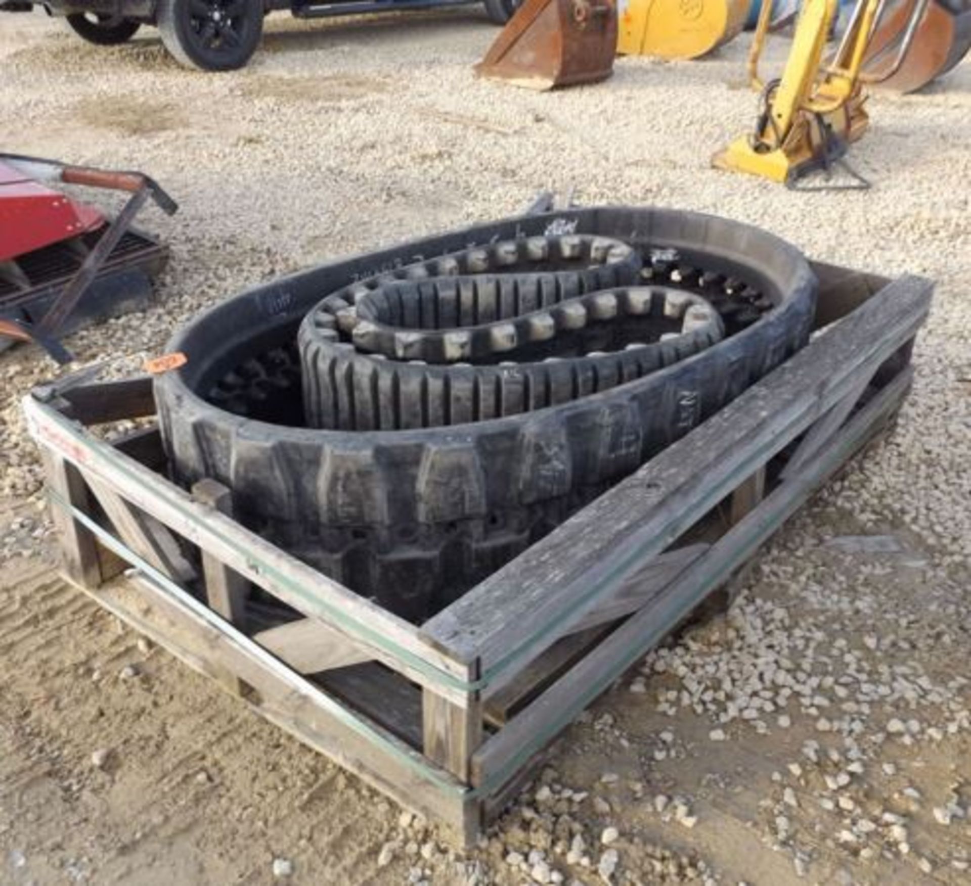 (Lot 604)  PALLET OF USED TRACKS PALLET OF RUBBER 1 ASV PT60 AND 1 CASE 440CT - Image 2 of 2