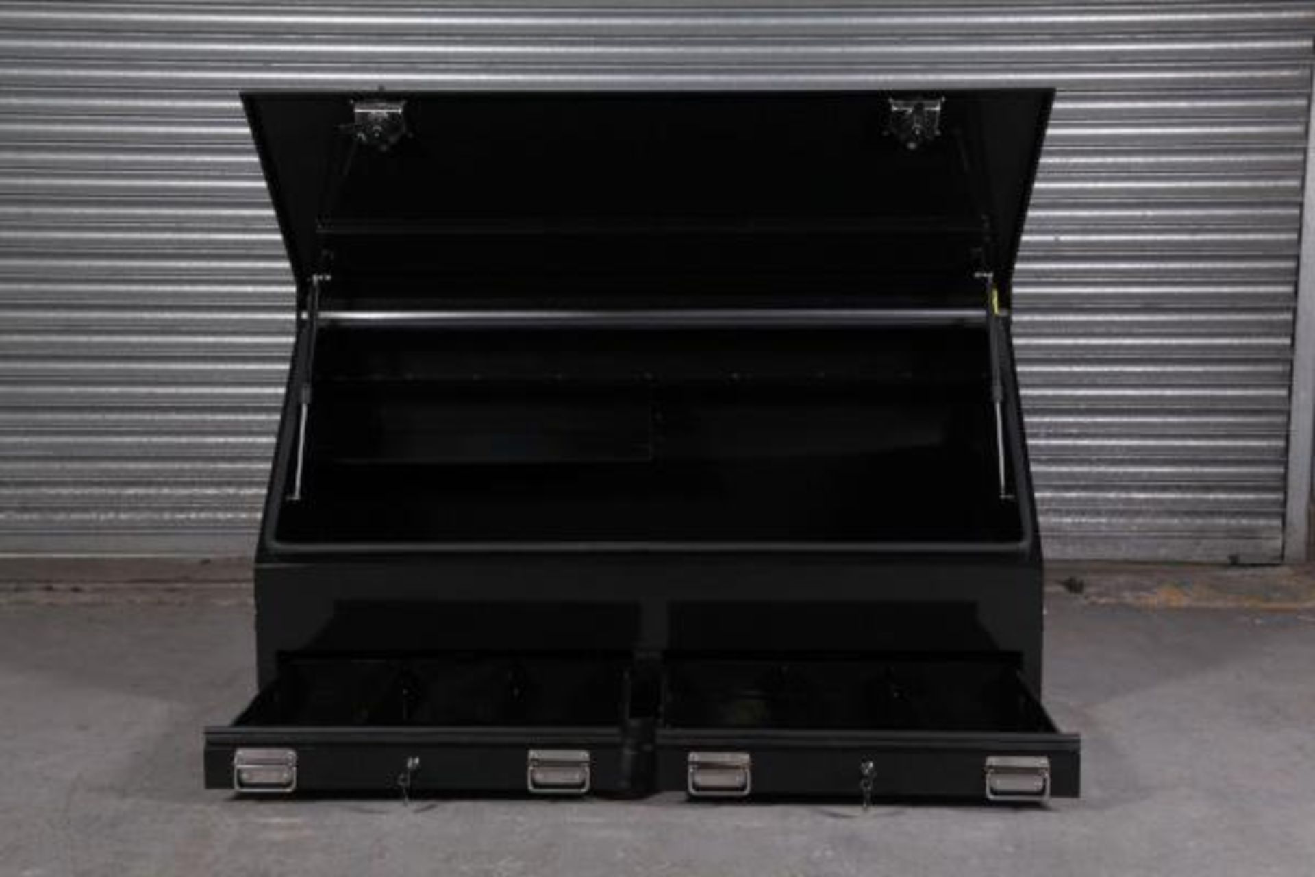 VT001 black vehicle/site tool box 1508mm x 600mm x 750mm delivery possible on this item, to