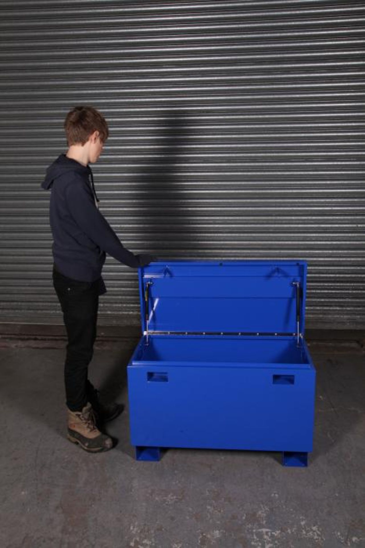 VT002 grey vehicle/site tool box 1220mm x 760mm x 840mm delivery possible on this item, to anywhere,