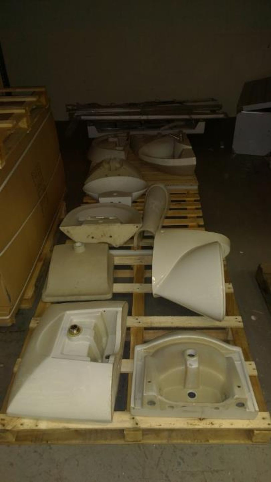 3x pallets of sinks, pedal stool + bidet, all high quality, all new ex display  delivery possible on