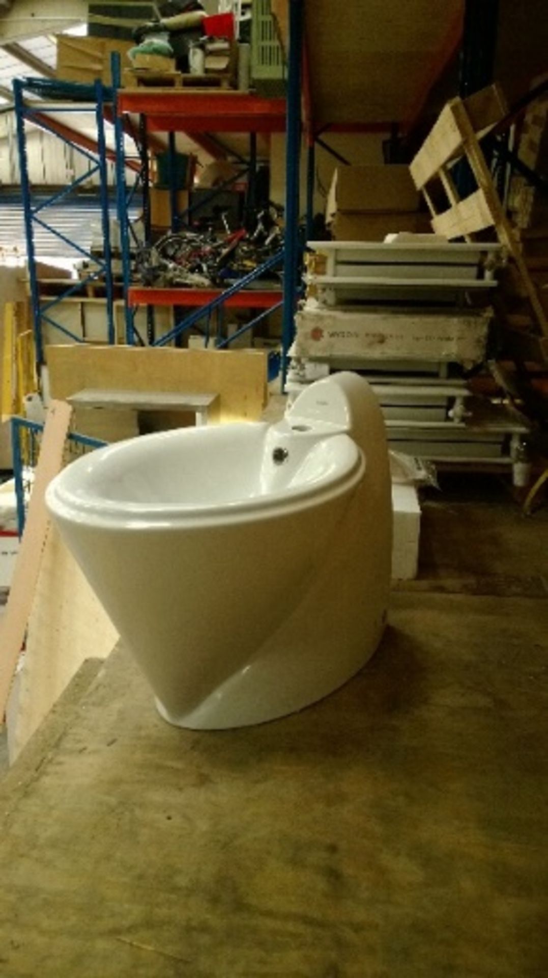 SBD003 bidet, very high quality ceramic new and boxed delivery possible on this item, to anywhere,