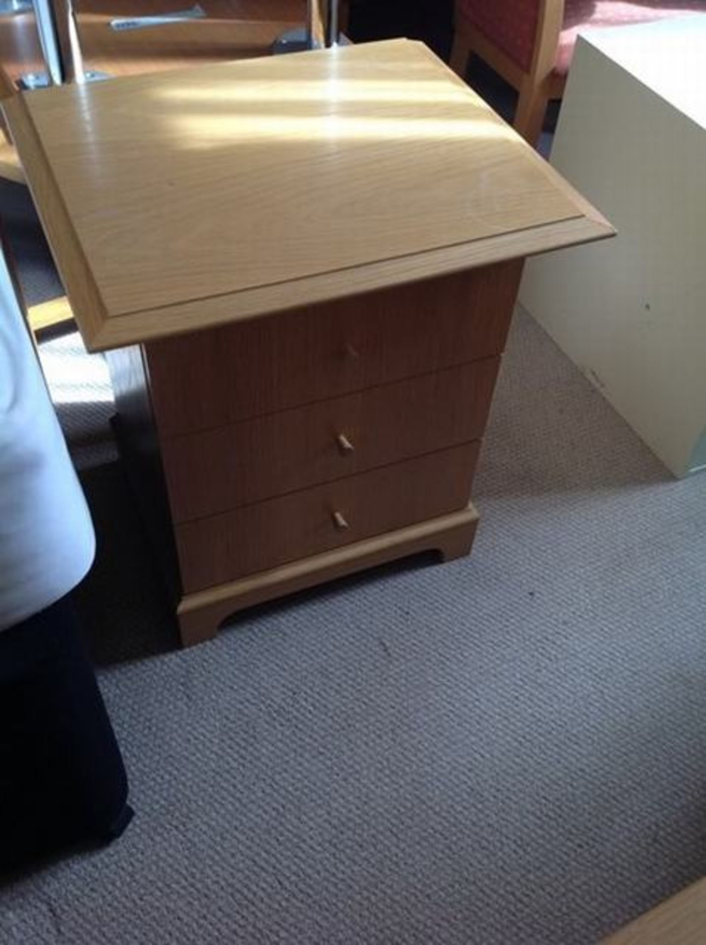 A near pair of three drawer bedisde cabinets - Image 2 of 2