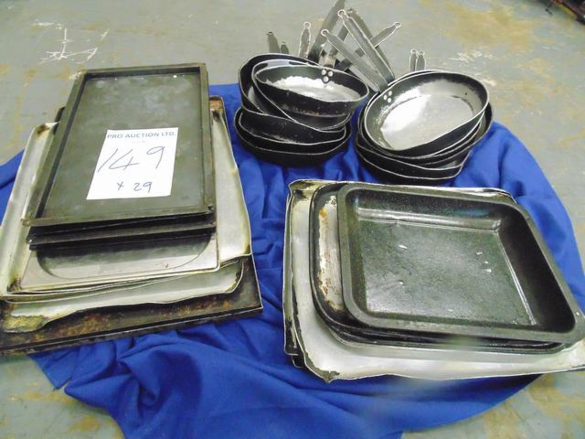 29 Pieces of Various bakeing trays/frying pans