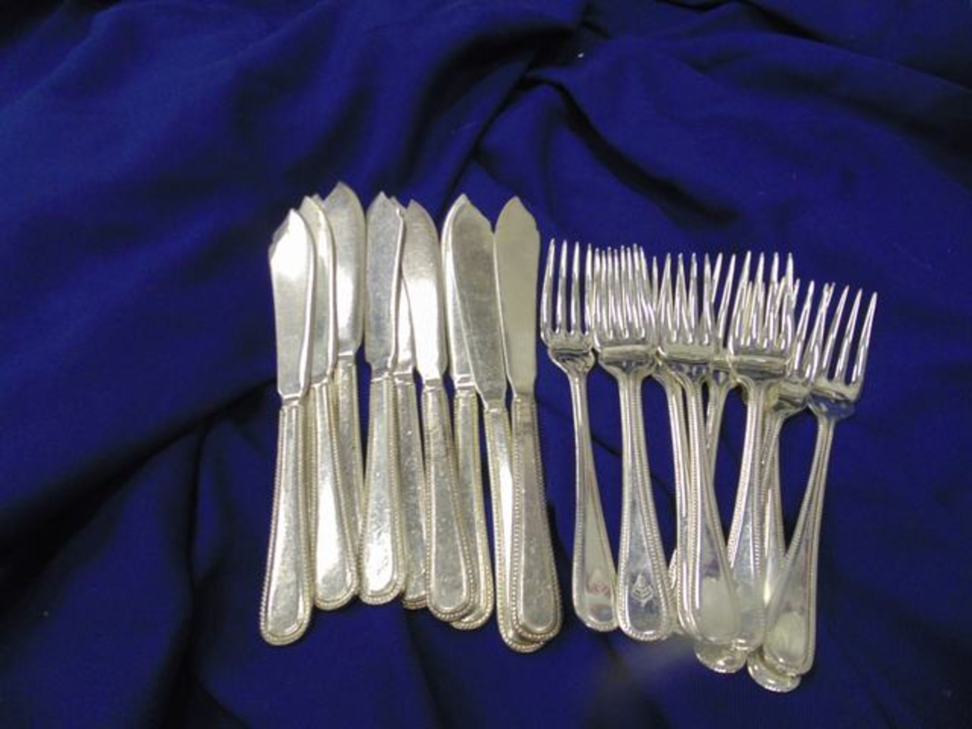 20 x 10 dessert fork/10 fish knifes