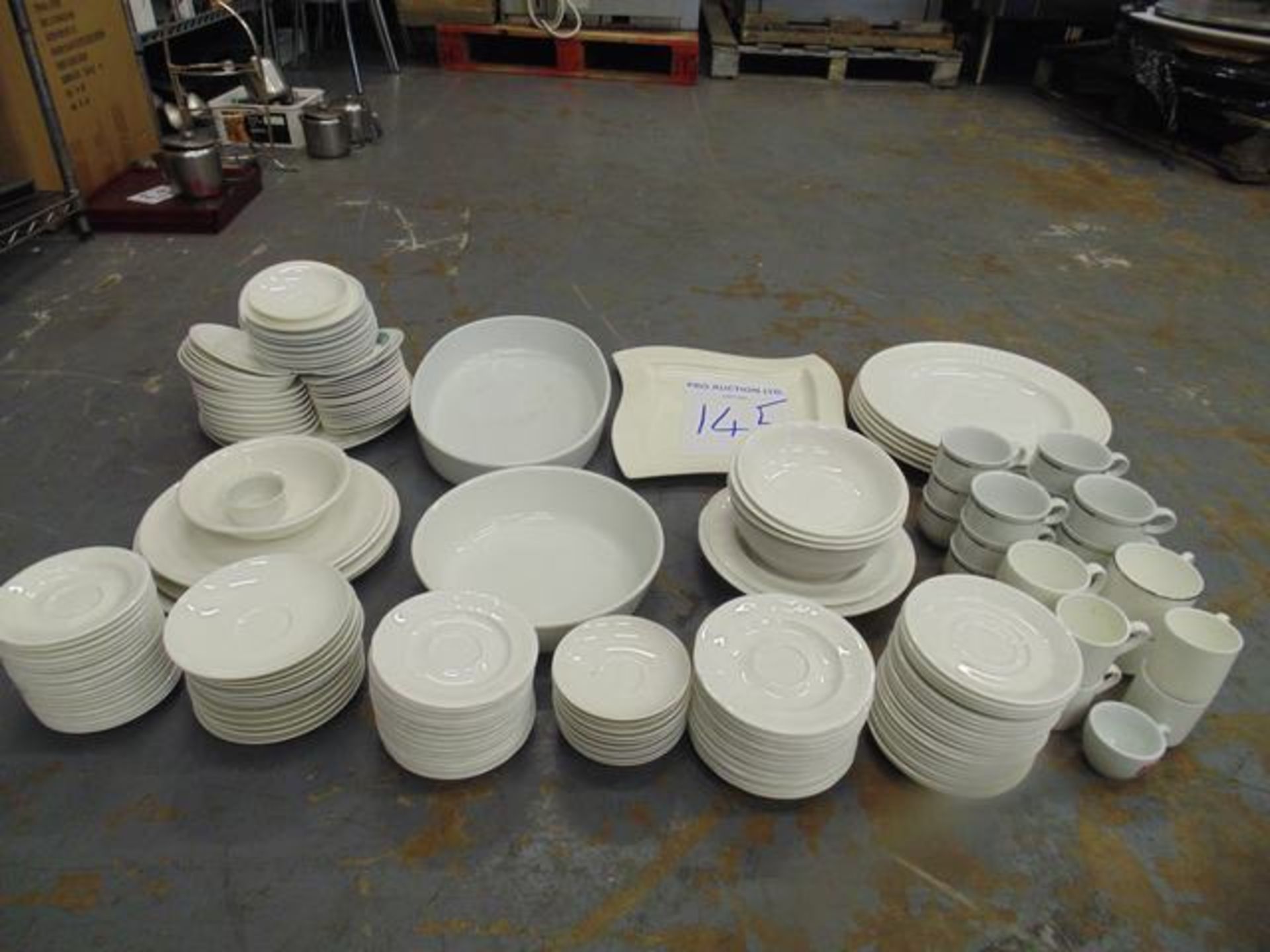 1642 pieces of Various plates/saucers/dishes/cups