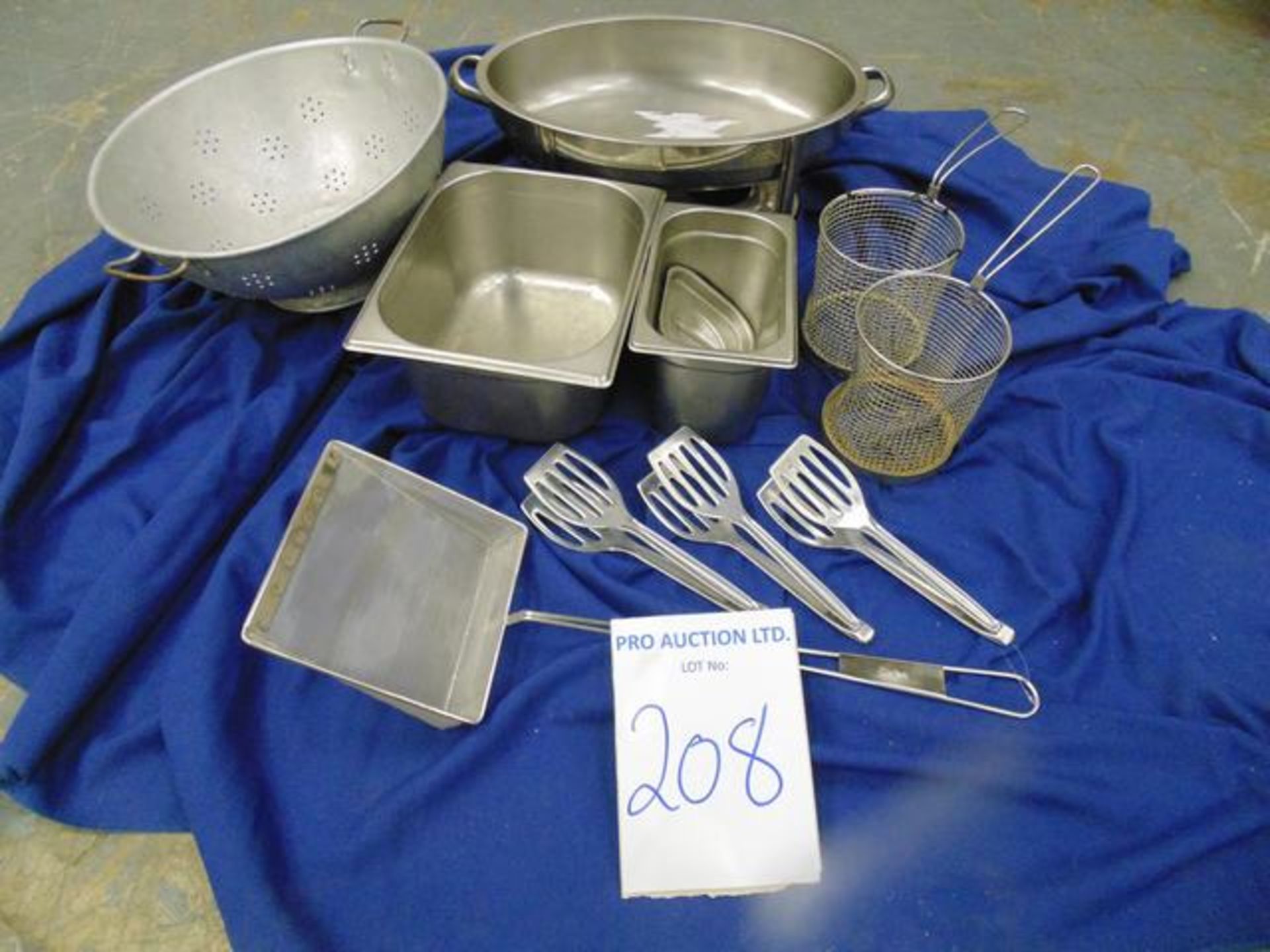 various items: chaffing dish/gastro pans/chip baskets/tongs/sieve/ colander