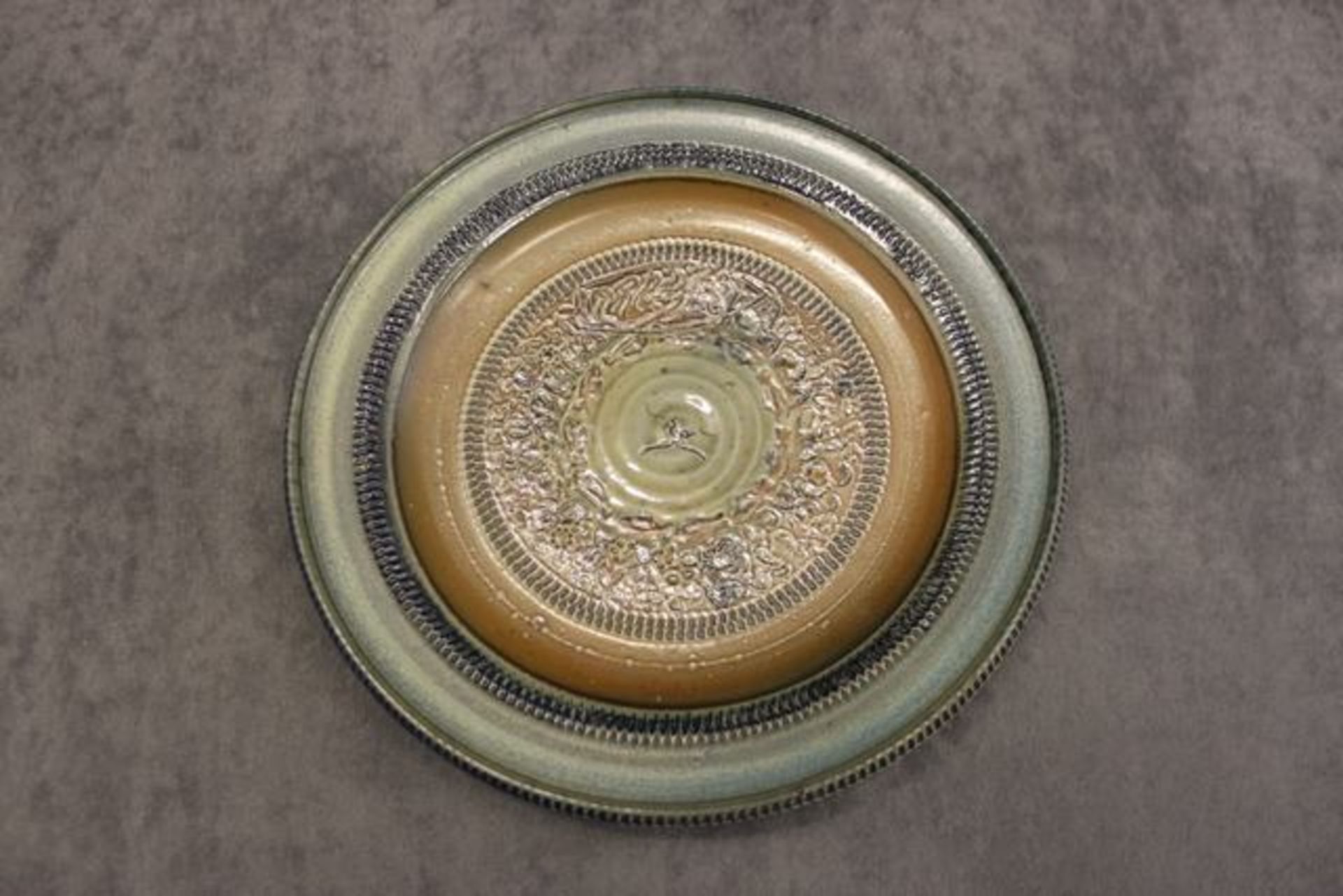 Guy Sydenham studio earthernware plate, decorated in the artist fashion, with abstract seabird - Image 2 of 2