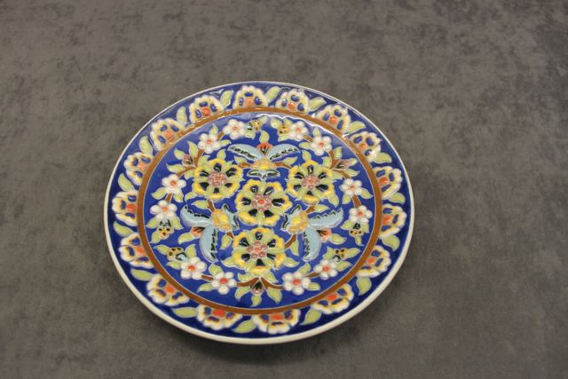 Turkish Kutahya underglaze polychrome-painted pottery plate,  decorated with floral motifs and a - Image 2 of 3