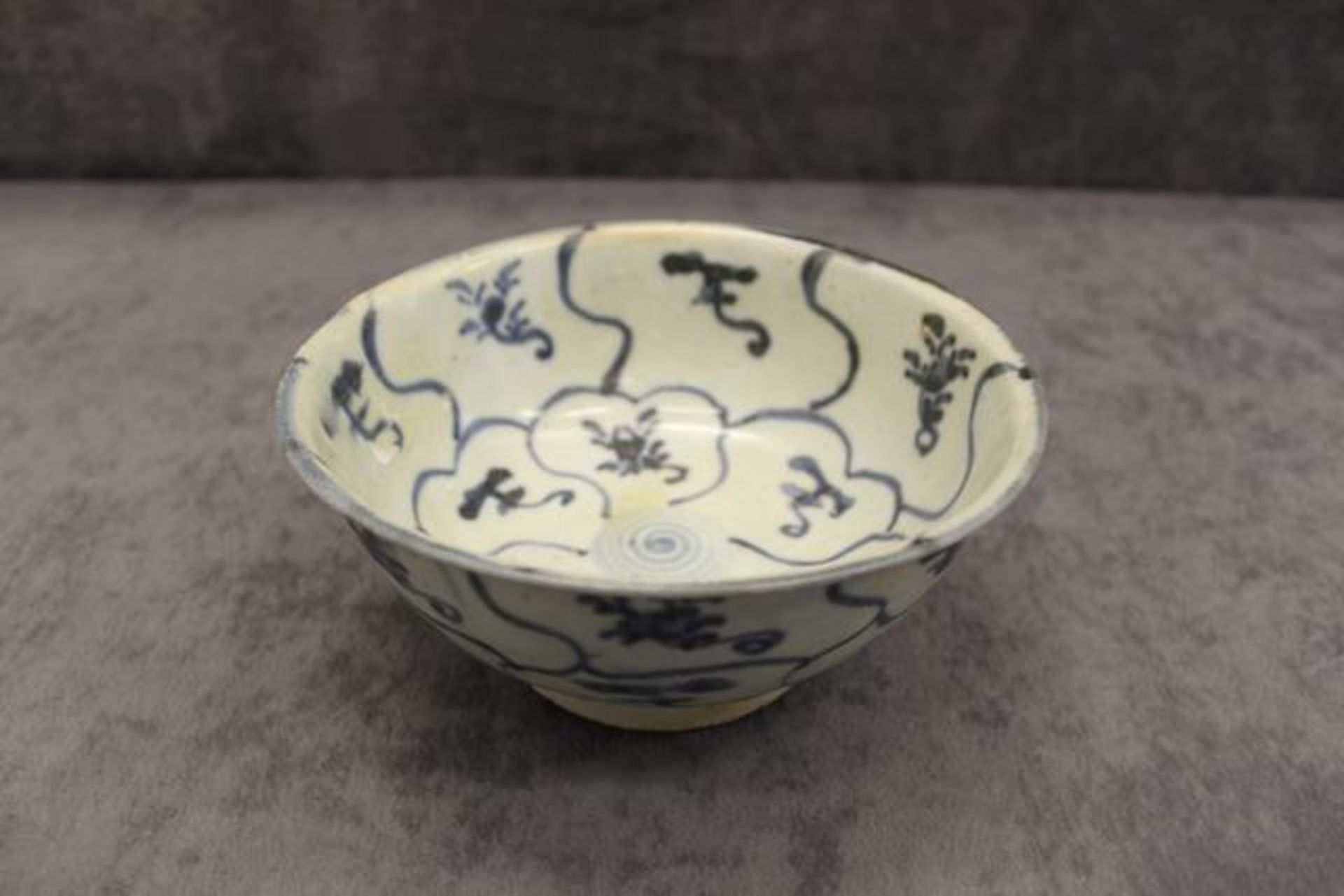 Antique Chinese Blue White Tek Sing Treasure Cargo 160mm bowl dated pre 1822, recovered from the Tek - Image 3 of 3