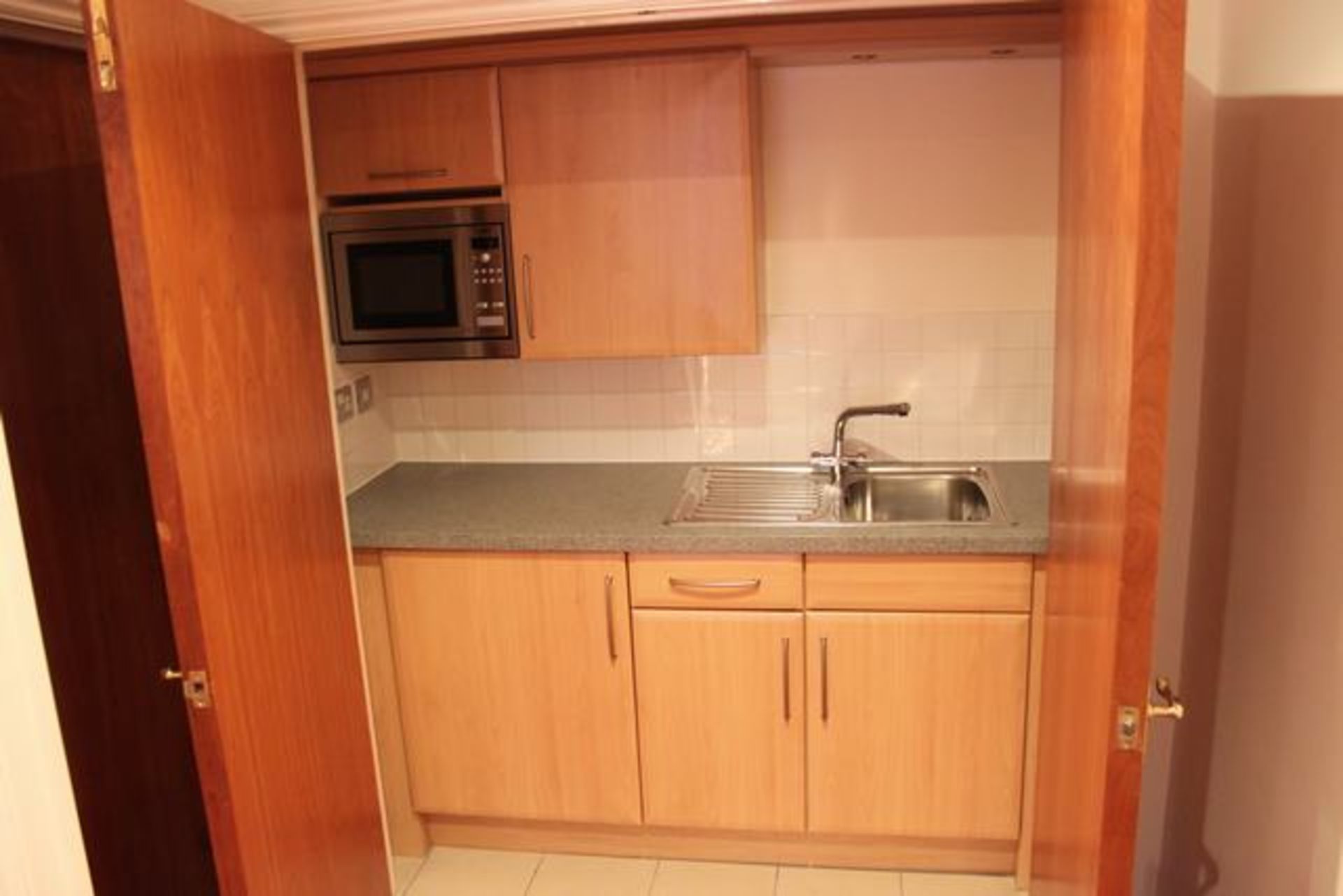 Kitchen range comprising of base unit and wall cupboards 1950mm x 640mm_x00D_
sink unit and Bosch