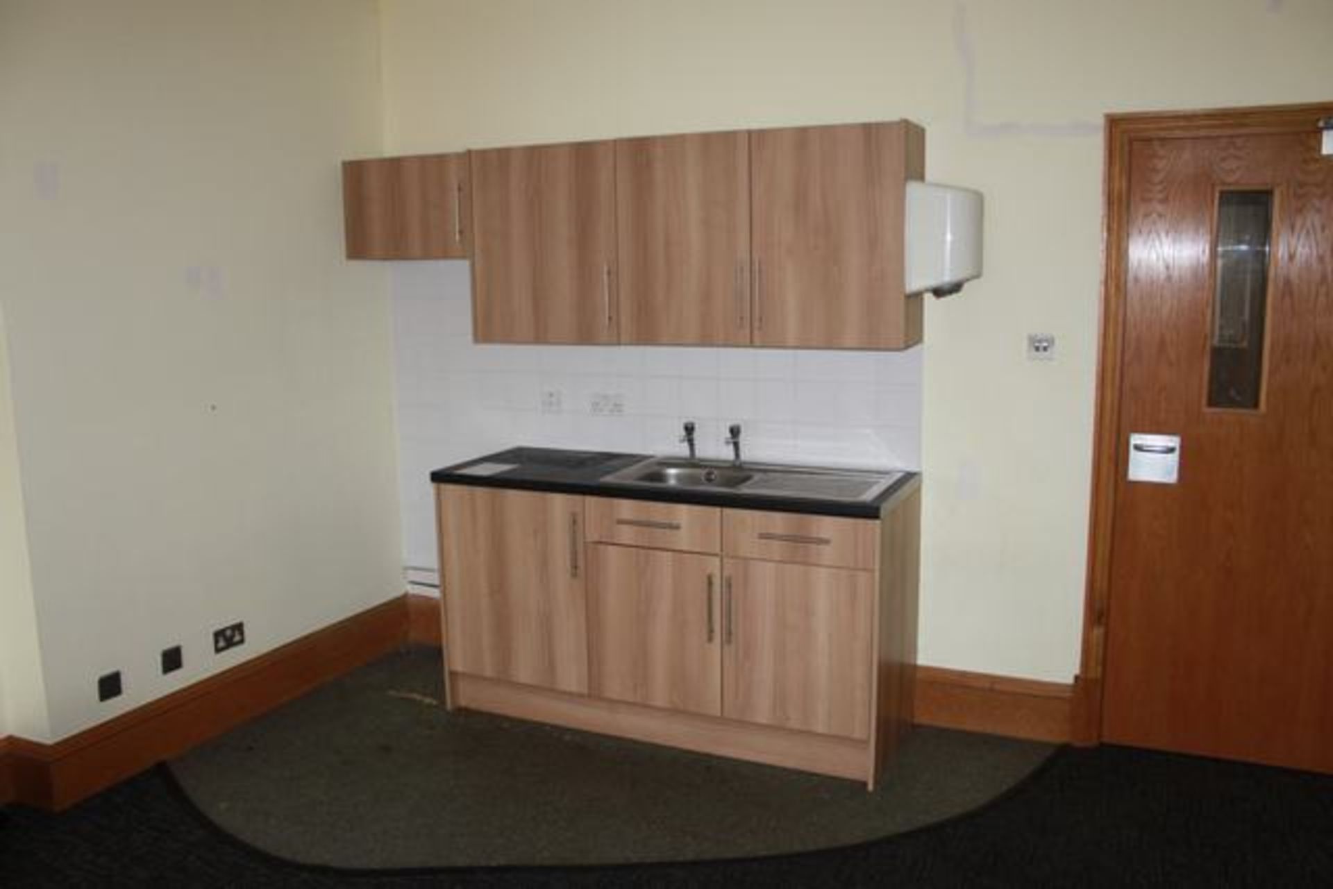 Rigid kitchen unit comprising of base unit, sink and wall cupboards overall 2400mm >>Lift out charge